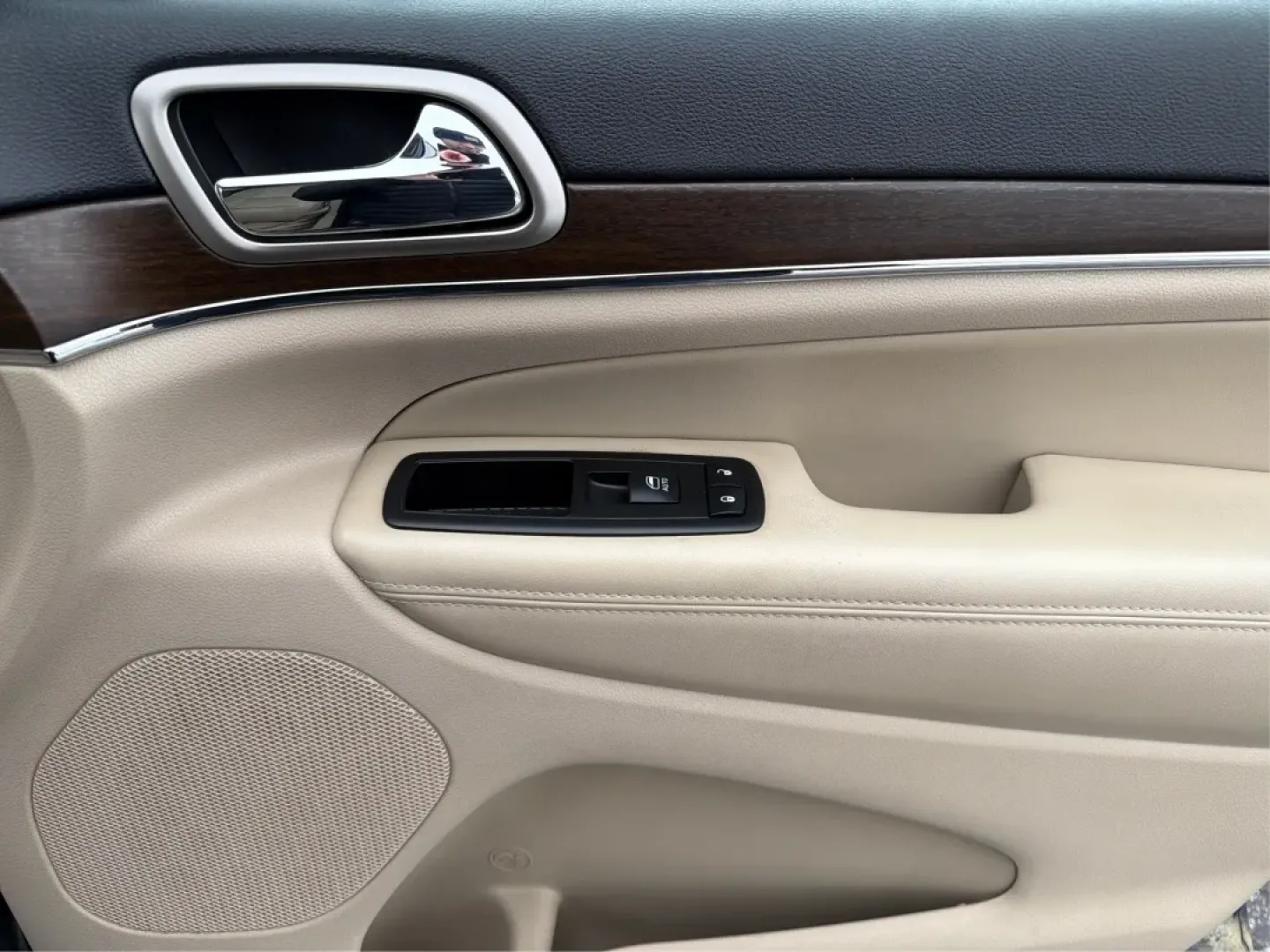 2015 Jeep Grand Cherokee Limited (1C4RJFBG1FC) with an Other engine, located at 1099 N County Rd 25A , Troy, OH, 45373, (937) 908-9800, 40.057079, -84.212883 - Are you ready to elevate your driving experience? Whether you're tackling the daily commute, embarking on family road trips, or exploring off-the-beaten-path adventures, the 2015 Jeep Grand Cherokee Limited is your ultimate companion. This rugged yet refined SUV combines luxury and functionality, ma - Photo#20