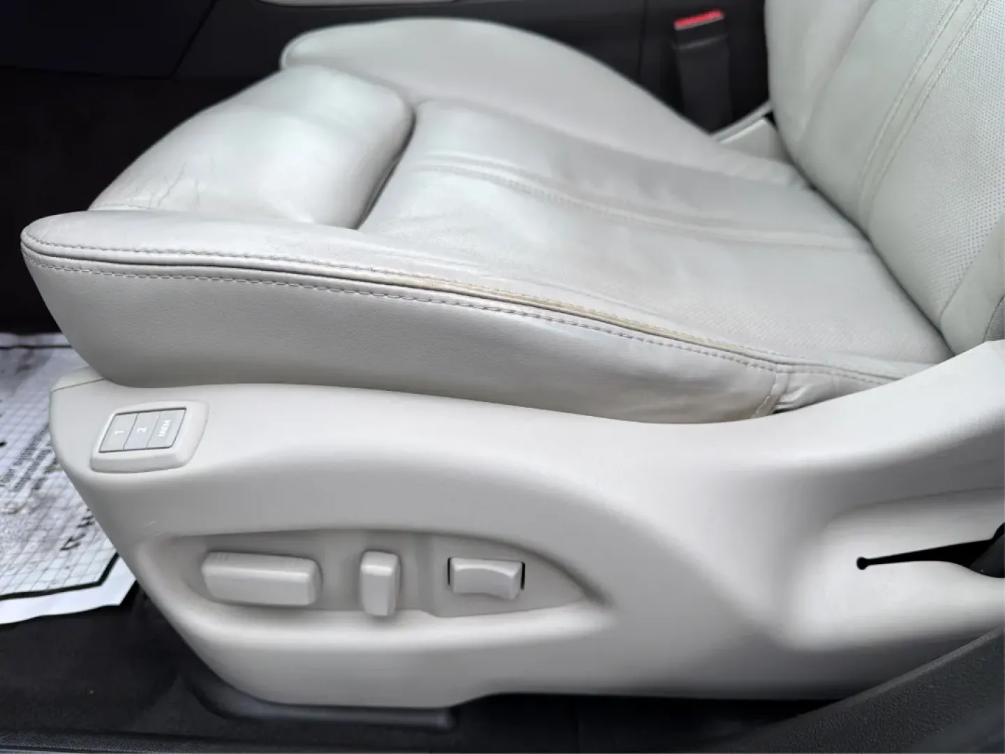 2014 Cadillac SRX Luxury Collection (3GYFNEE33ES) with an 3.6L V-6 gasoline direct injection engine, located at 1184 Kauffman Ave, Fairborn, OH, 45324, (937) 908-9800, 39.807072, -84.030914 - **Discover the Perfect Adventure Companion: 2014 Cadillac SRX Luxury Collection at Advantage Car and Credit - Fairborn**<br /> <br /> Are you ready to elevate your driving experience? Whether you're navigating the bustling streets of Fairborn, embarking on a weekend getaway, or transporting the kids - Photo#18