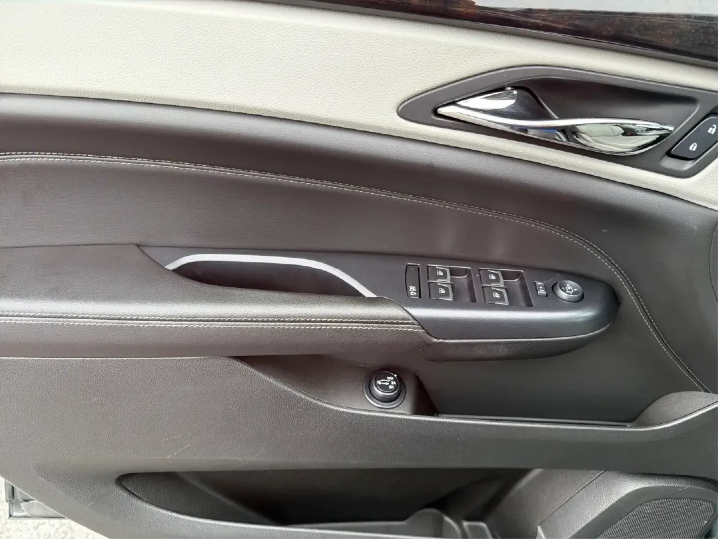 2014 Cadillac SRX Luxury Collection (3GYFNEE33ES) with an 3.6L V-6 gasoline direct injection engine, located at 1184 Kauffman Ave, Fairborn, OH, 45324, (937) 908-9800, 39.807072, -84.030914 - **Discover the Perfect Adventure Companion: 2014 Cadillac SRX Luxury Collection at Advantage Car and Credit - Fairborn**<br /> <br /> Are you ready to elevate your driving experience? Whether you're navigating the bustling streets of Fairborn, embarking on a weekend getaway, or transporting the kids - Photo#19