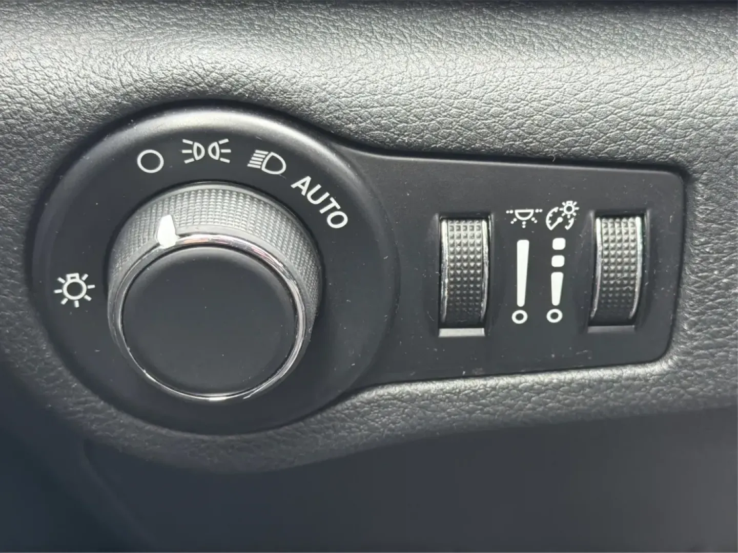 2015 Chrysler 200 Limited (1C3CCCAB2FN) with an 3.6L V-6 DOHC engine, 9-Speed Automatic transmission, located at 1184 Kauffman Ave, Fairborn, OH, 45324, (937) 908-9800, 39.807072, -84.030914 - Are you in the market for a reliable sedan that seamlessly blends comfort, performance, and style? Look no further! At Advantage Car and Credit in Fairborn, OH, we present a fantastic opportunity for you to own the 2015 Chrysler 200 Limited. This vehicle is not just a car; it's your perfect companio - Photo#17