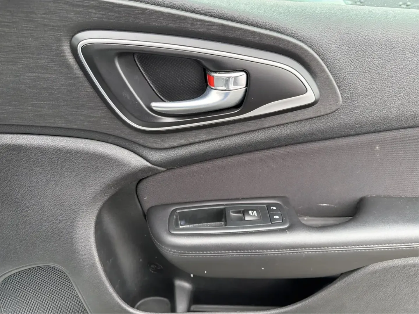 2015 Chrysler 200 Limited (1C3CCCAB2FN) with an 3.6L V-6 DOHC engine, 9-Speed Automatic transmission, located at 1184 Kauffman Ave, Fairborn, OH, 45324, (937) 908-9800, 39.807072, -84.030914 - Are you in the market for a reliable sedan that seamlessly blends comfort, performance, and style? Look no further! At Advantage Car and Credit in Fairborn, OH, we present a fantastic opportunity for you to own the 2015 Chrysler 200 Limited. This vehicle is not just a car; it's your perfect companio - Photo#19