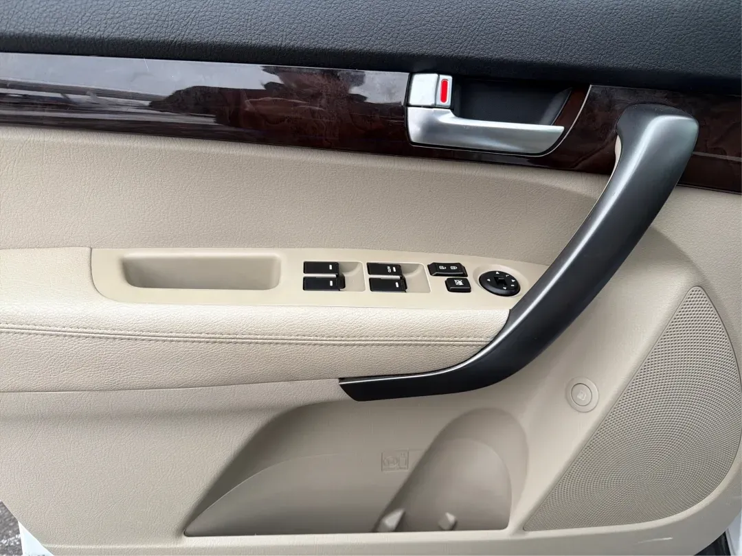 2014 Kia Sorento LX (5XYKT3A64EG) with an 2.4L I-4 gasoline direct injection engine, 6-Speed Automatic transmission, located at 880 E. National Road, Vandalia, OH, 45377, (937) 908-9800, 39.891918, -84.183594 - **Discover the 2014 Kia Sorento LX: Your Family's Perfect Adventure Companion!**<br /> <br /> Are you searching for a reliable SUV that effortlessly blends comfort, style, and functionality? Look no further than the 2014 Kia Sorento LX, available at Advantage Car and Credit in Troy, OH. This spaciou - Photo#17