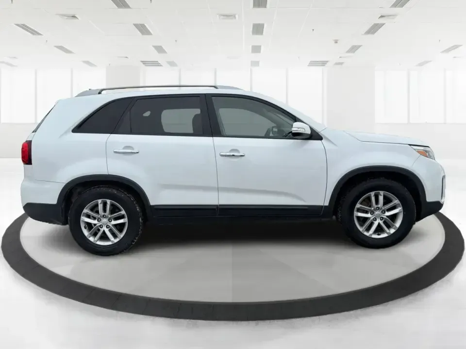 2014 Kia Sorento LX (5XYKT3A64EG) with an 2.4L I-4 gasoline direct injection engine, 6-Speed Automatic transmission, located at 4508 South Dixie Dr, Moraine, OH, 45439, (937) 908-9800, 39.689976, -84.218452 - **Discover the 2014 Kia Sorento LX: Your Family's Perfect Adventure Companion!**<br /> <br /> Are you searching for a reliable SUV that effortlessly blends comfort, style, and functionality? Look no further than the 2014 Kia Sorento LX, available at Advantage Car and Credit in Troy, OH. This spaciou - Photo#1