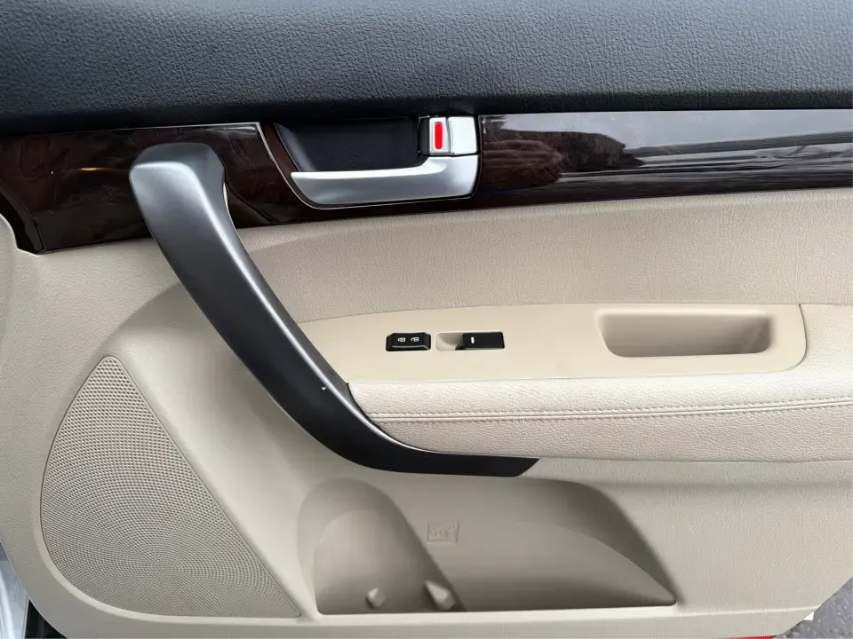 2014 Kia Sorento LX (5XYKT3A64EG) with an 2.4L I-4 gasoline direct injection engine, 6-Speed Automatic transmission, located at 4508 South Dixie Dr, Moraine, OH, 45439, (937) 908-9800, 39.689976, -84.218452 - **Discover the 2014 Kia Sorento LX: Your Family's Perfect Adventure Companion!**<br /> <br /> Are you searching for a reliable SUV that effortlessly blends comfort, style, and functionality? Look no further than the 2014 Kia Sorento LX, available at Advantage Car and Credit in Troy, OH. This spaciou - Photo#18