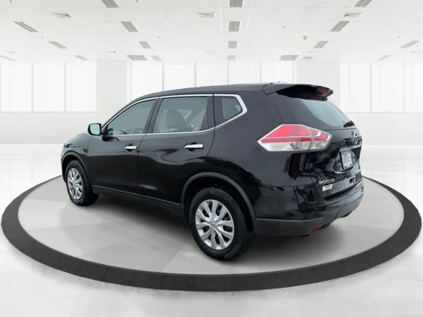 2015 Nissan Rogue S (KNMAT2MV8FP) with an 2.5L I-4 DOHC engine, Continuously Variable Transmission transmission, located at 880 E. National Road, Vandalia, OH, 45377, (937) 908-9800, 39.891918, -84.183594 - **Discover Your Next Adventure with the 2015 Nissan Rogue at Advantage Car and Credit - Vandalia!**<br /> <br /> Are you ready to elevate your driving experience? Whether you're a growing family in need of a reliable vehicle, a commuter craving comfort, or an adventure-seeker looking for your next r - Photo#4