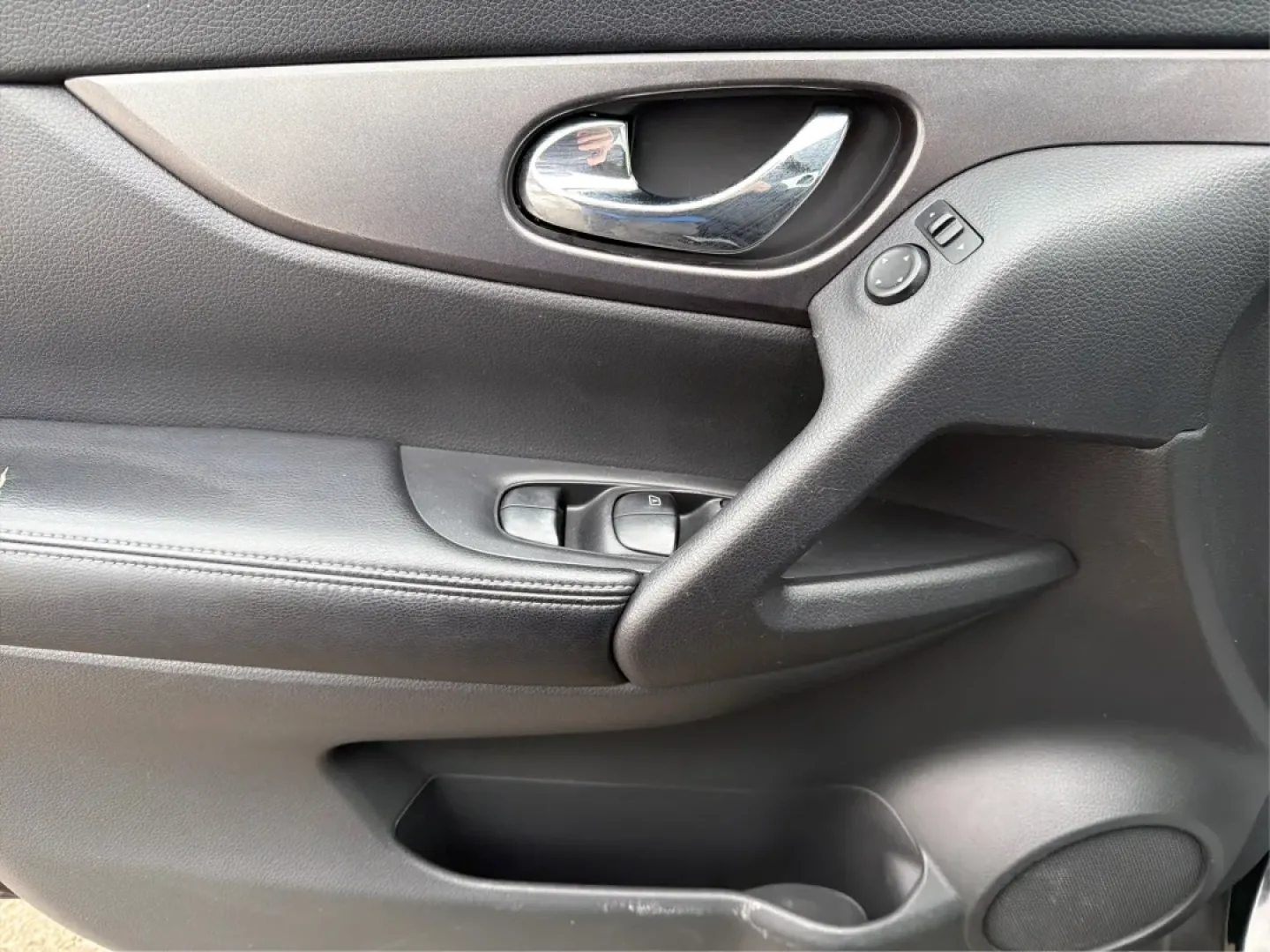 2015 Nissan Rogue S (KNMAT2MV8FP) with an 2.5L I-4 DOHC engine, Continuously Variable Transmission transmission, located at 880 E. National Road, Vandalia, OH, 45377, (937) 908-9800, 39.891918, -84.183594 - **Discover Your Next Adventure with the 2015 Nissan Rogue at Advantage Car and Credit - Vandalia!**<br /> <br /> Are you ready to elevate your driving experience? Whether you're a growing family in need of a reliable vehicle, a commuter craving comfort, or an adventure-seeker looking for your next r - Photo#17