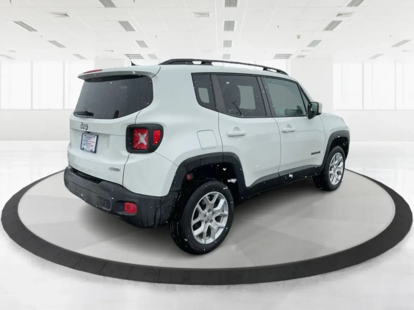 2015 Jeep Renegade Latitude (ZACCJBBT4FP) with an 2.4L L4 engine, 6-Speed Manual transmission, located at 1230 East Main St, Xenia, OH, 45385, (937) 908-9800, 39.688026, -83.910172 - Ready for a life that doesn't stop when the pavement ends? This 2015 Jeep Renegade Latitude 4WD in Alpine White is built for the Xenia lifestyle-weekday commutes down US-35, quick runs to grocery stores near downtown, and spontaneous weekend getaways to Caesar Creek State Park or John Bryan State Pa - Photo#2