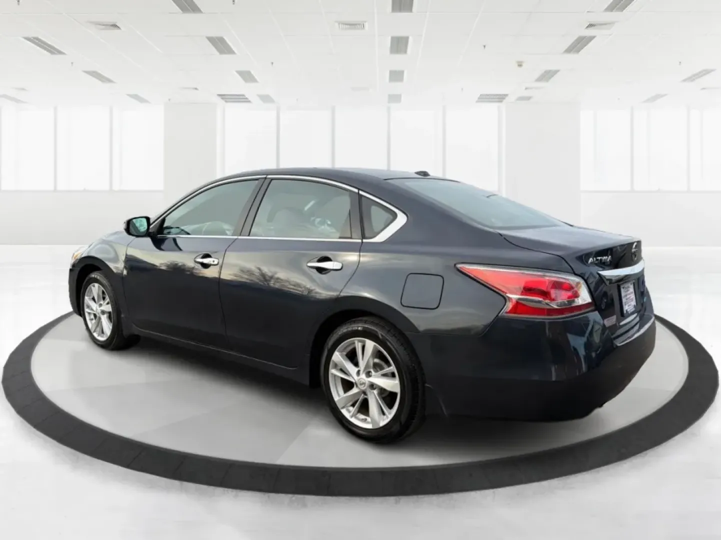 2015 Nissan Altima 2.5 SL (1N4AL3AP4FC) with an 2.5L I-4 DOHC engine, Continuously Variable Transmission transmission, located at 401 Woodman Dr, Riverside, OH, 45431, (937) 908-9800, 39.760899, -84.123421 - Picture your next week going smoother: a comfortable sedan for the daily drive down I-675, an easy run to The Greene for errands, and a relaxed weekend cruise along the river near Eastwood MetroPark-all without stretching your budget. This 2015 Nissan Altima 2.5 SL in Storm is a smart fit for commut - Photo#4