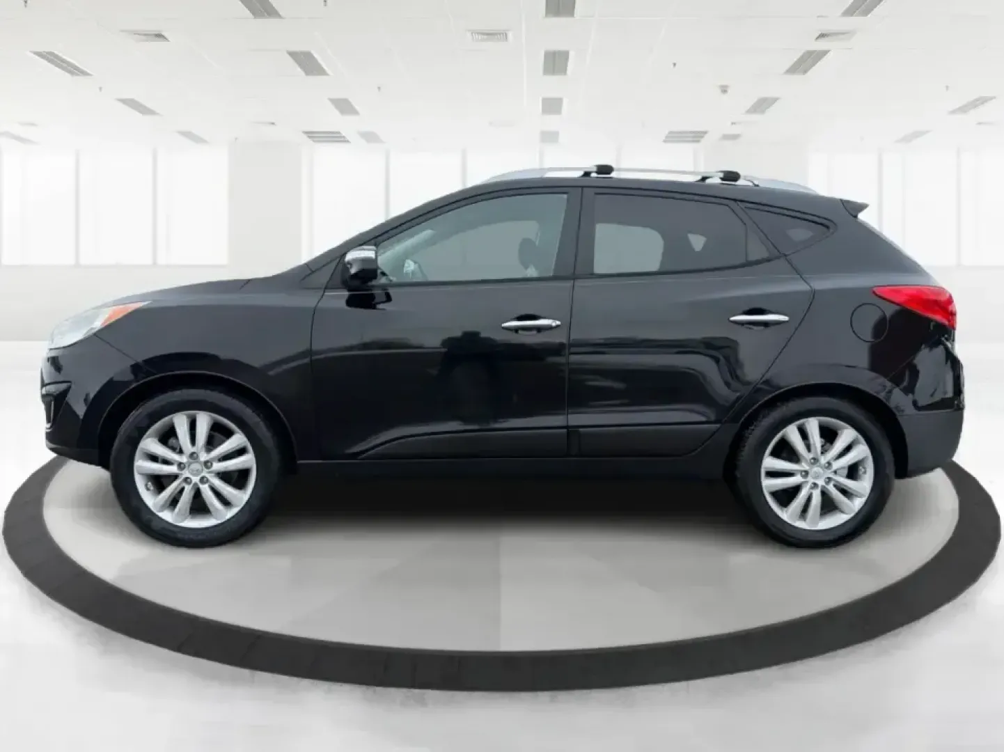 2012 Hyundai Tucson Limited (KM8JU3AC5CU) with an Theta II 2.4L I-4 DOHC engine, 6-Speed Automatic transmission, located at 880 E. National Road, Vandalia, OH, 45377, (937) 908-9800, 39.891918, -84.183594 - Need a dependable SUV that fits real life-school drop-offs, I-75 commuting, and weekend getaways to Taylorsville MetroPark-without the stress of traditional bank rules? This 2012 Hyundai Tucson Limited in Ash Black is a smart, comfortable choice for Vandalia drivers who want a practical daily vehicl - Photo#5