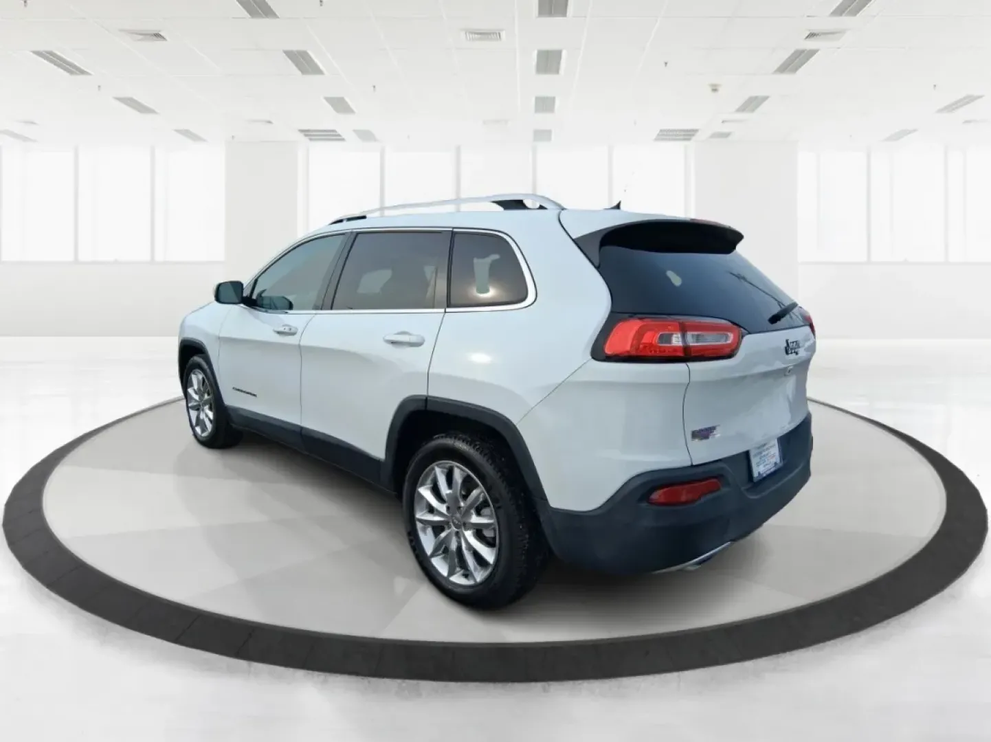 2014 Jeep Cherokee Limited (1C4PJLDB5EW) with an 2.4L L4 DOHC 16V engine, 9-Speed Automatic transmission, located at 401 Woodman Dr, Riverside, OH, 45431, (937) 908-9800, 39.760899, -84.123421 - Picture your next Ohio weekend: loading up the cooler, pointing the hood toward Eastwood MetroPark, and cruising I-675 or US35 with room for friends, gear, and comfort. This 2014 Jeep Cherokee Limited is the kind of crossover that fits real life in Riverside-school runs, long commutes to Wright-Patt - Photo#4