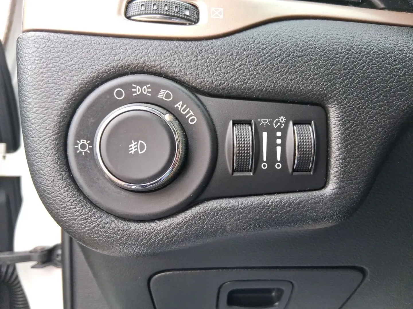 2014 Jeep Cherokee Limited (1C4PJLDB5EW) with an 2.4L L4 DOHC 16V engine, 9-Speed Automatic transmission, located at 401 Woodman Dr, Riverside, OH, 45431, (937) 908-9800, 39.760899, -84.123421 - Picture your next Ohio weekend: loading up the cooler, pointing the hood toward Eastwood MetroPark, and cruising I-675 or US35 with room for friends, gear, and comfort. This 2014 Jeep Cherokee Limited is the kind of crossover that fits real life in Riverside-school runs, long commutes to Wright-Patt - Photo#17