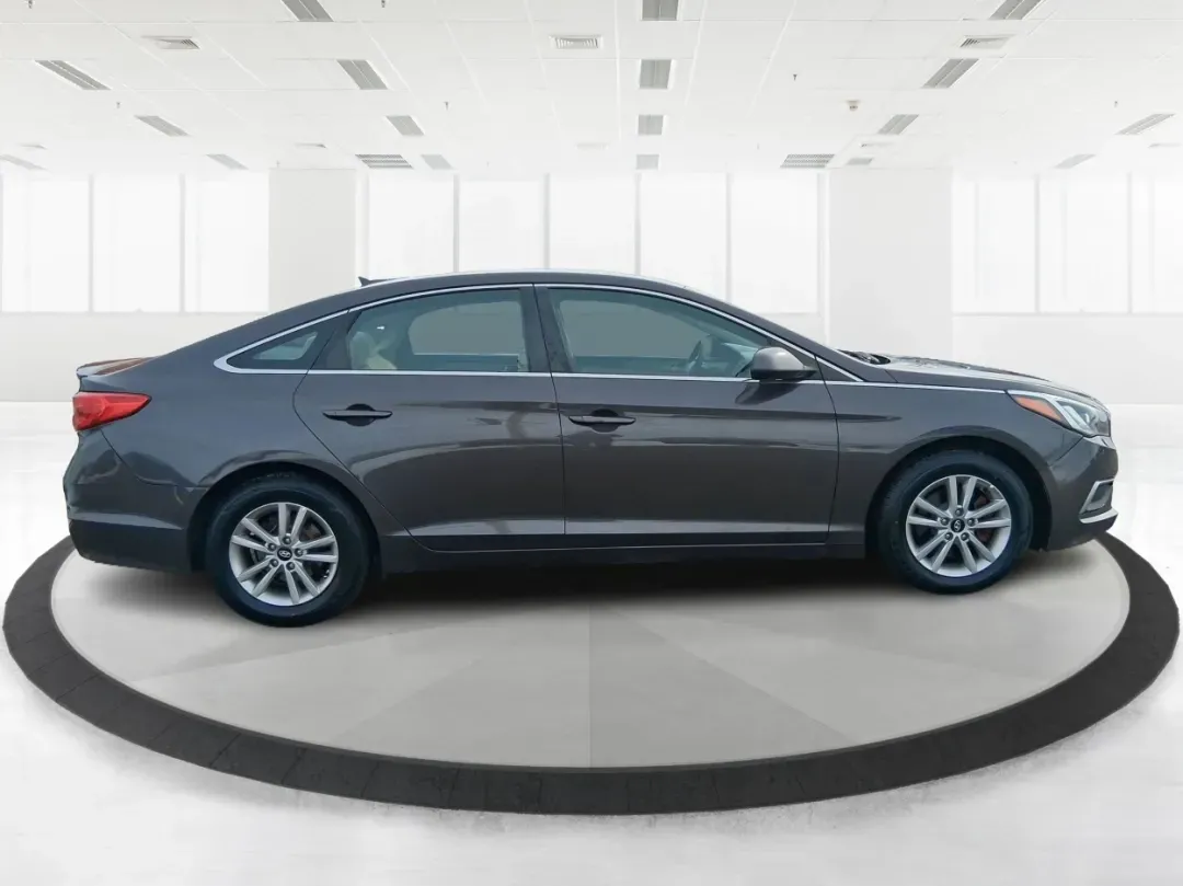 2016 Hyundai Sonata SE (5NPE24AF9GH) with an 2.4L I-4 gasoline direct injection engine, 7A transmission, located at 880 E. National Road, Vandalia, OH, 45377, (937) 908-9800, 39.891918, -84.183594 - Need a dependable daily driver that can handle the school run, the I-75 commute, and the occasional weekend getaway without draining your budget? This 2016 Hyundai Sonata SE in rich Dark Truffle is the kind of comfortable, efficient sedan that fits real life in Vandalia-easy to park, smooth on longe - Photo#1
