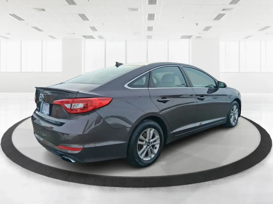 2016 Hyundai Sonata SE (5NPE24AF9GH) with an 2.4L I-4 gasoline direct injection engine, 7A transmission, located at 880 E. National Road, Vandalia, OH, 45377, (937) 908-9800, 39.891918, -84.183594 - Need a dependable daily driver that can handle the school run, the I-75 commute, and the occasional weekend getaway without draining your budget? This 2016 Hyundai Sonata SE in rich Dark Truffle is the kind of comfortable, efficient sedan that fits real life in Vandalia-easy to park, smooth on longe - Photo#2