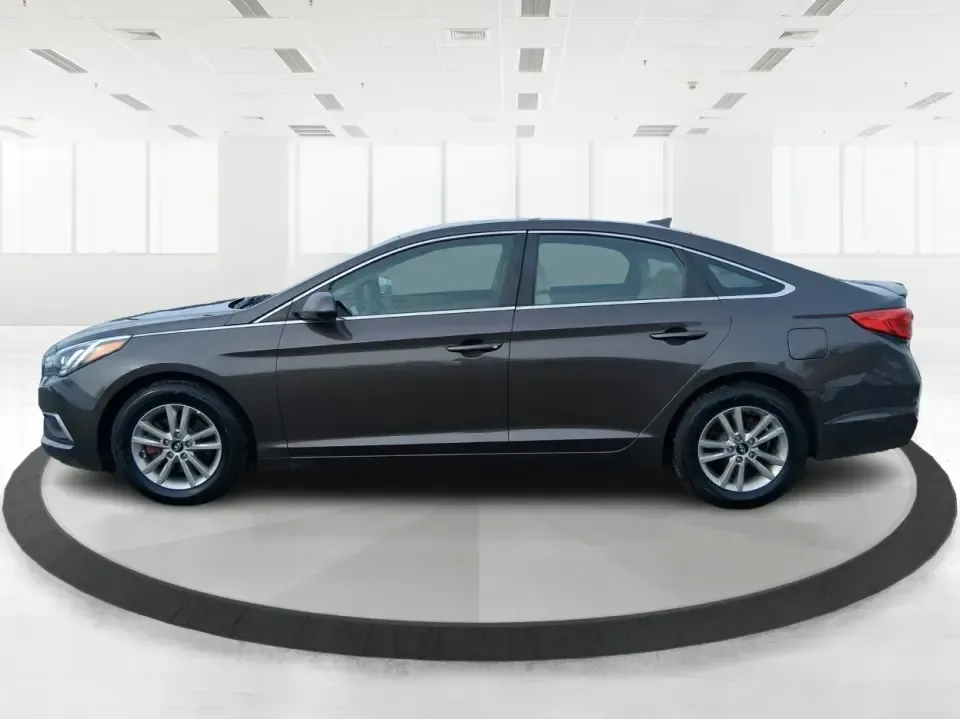 2016 Hyundai Sonata SE (5NPE24AF9GH) with an 2.4L I-4 gasoline direct injection engine, 7A transmission, located at 4508 South Dixie Dr, Moraine, OH, 45439, (937) 908-9800, 39.689976, -84.218452 - Need a dependable daily driver that can handle the school run, the I-75 commute, and the occasional weekend getaway without draining your budget? This 2016 Hyundai Sonata SE in rich Dark Truffle is the kind of comfortable, efficient sedan that fits real life in Vandalia-easy to park, smooth on longe - Photo#5