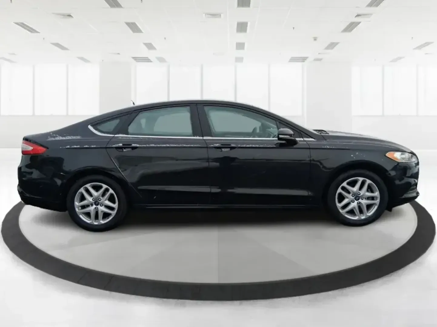 2014 Ford Fusion SE (1FA6P0H77E5) with an 2.5L L4 DOHC 16V engine, Automatic transmission, located at 1230 East Main St, Xenia, OH, 45385, (937) 908-9800, 39.688026, -83.910172 - Need a dependable sedan for the daily commute up I75, school drop-offs around Vandalia-Butler City Schools, and comfortable weekend drives to the National Museum of the U.S. Air Force? This 2014 Ford Fusion SE is built for real life-smooth on longer stretches of E. National Road, easy to park for er - Photo#1