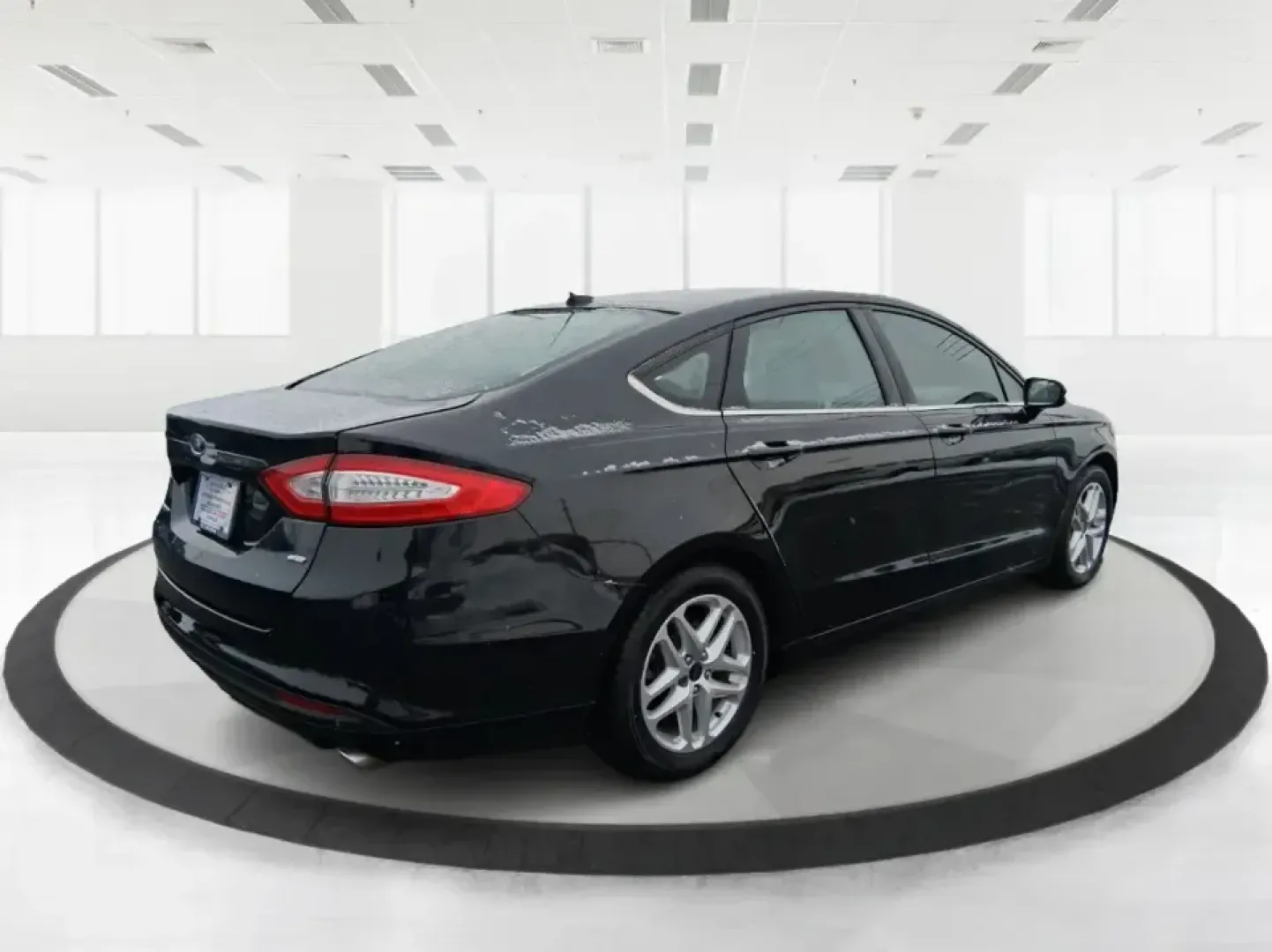 2014 Ford Fusion SE (1FA6P0H77E5) with an 2.5L L4 DOHC 16V engine, Automatic transmission, located at 1230 East Main St, Xenia, OH, 45385, (937) 908-9800, 39.688026, -83.910172 - Need a dependable sedan for the daily commute up I75, school drop-offs around Vandalia-Butler City Schools, and comfortable weekend drives to the National Museum of the U.S. Air Force? This 2014 Ford Fusion SE is built for real life-smooth on longer stretches of E. National Road, easy to park for er - Photo#2