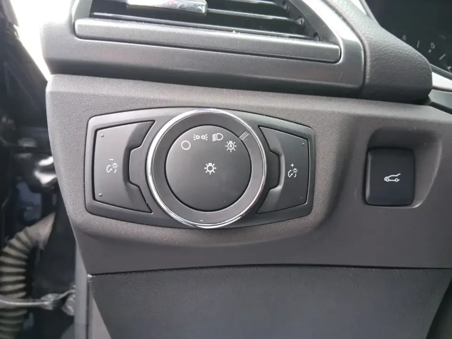 2014 Ford Fusion SE (1FA6P0H77E5) with an 2.5L L4 DOHC 16V engine, Automatic transmission, located at 1230 East Main St, Xenia, OH, 45385, (937) 908-9800, 39.688026, -83.910172 - Need a dependable sedan for the daily commute up I75, school drop-offs around Vandalia-Butler City Schools, and comfortable weekend drives to the National Museum of the U.S. Air Force? This 2014 Ford Fusion SE is built for real life-smooth on longer stretches of E. National Road, easy to park for er - Photo#18