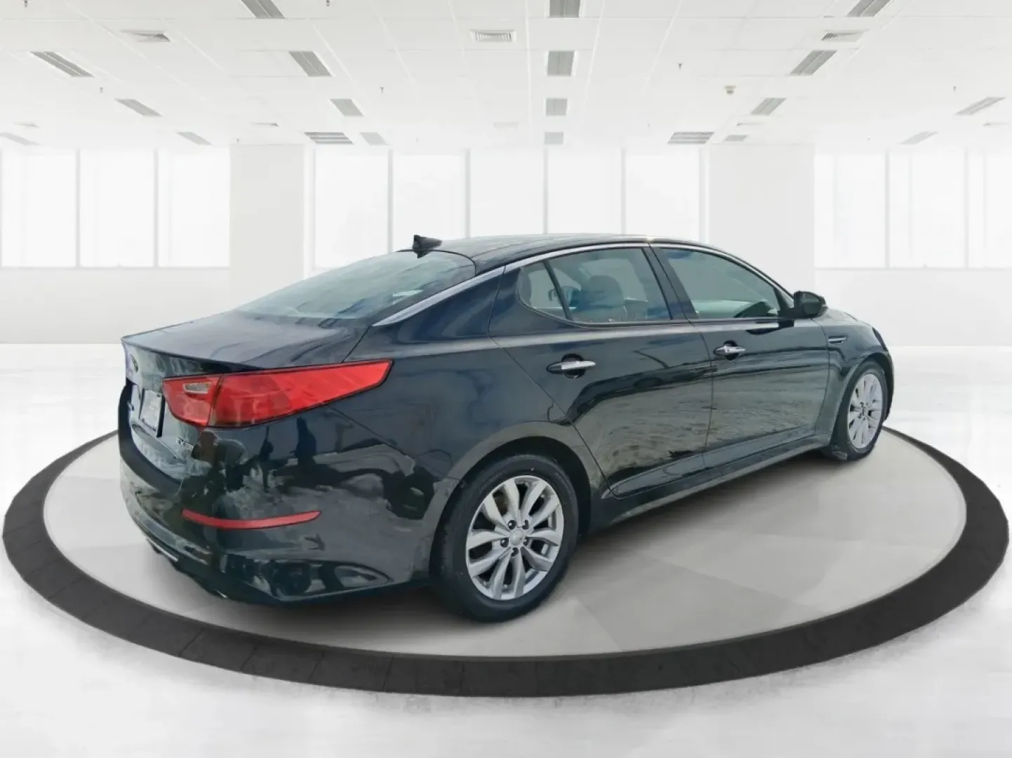 2015 Kia Optima EX (5XXGN4A78FG) with an Theta II 2.4L I-4 gasoline direct injection engine, 6-Speed Automatic transmission, located at 401 Woodman Dr, Riverside, OH, 45431, (937) 908-9800, 39.760899, -84.123421 - If your week is packed with I675 commuting, school drop-offs, and the occasional dinner run to The Greene or a weekend drive out toward Wright-Patterson Air Force Base, this 2015 Kia Optima EX is the kind of sedan that keeps life moving comfortably-without draining your budget. Finished in sleek Ebo - Photo#2