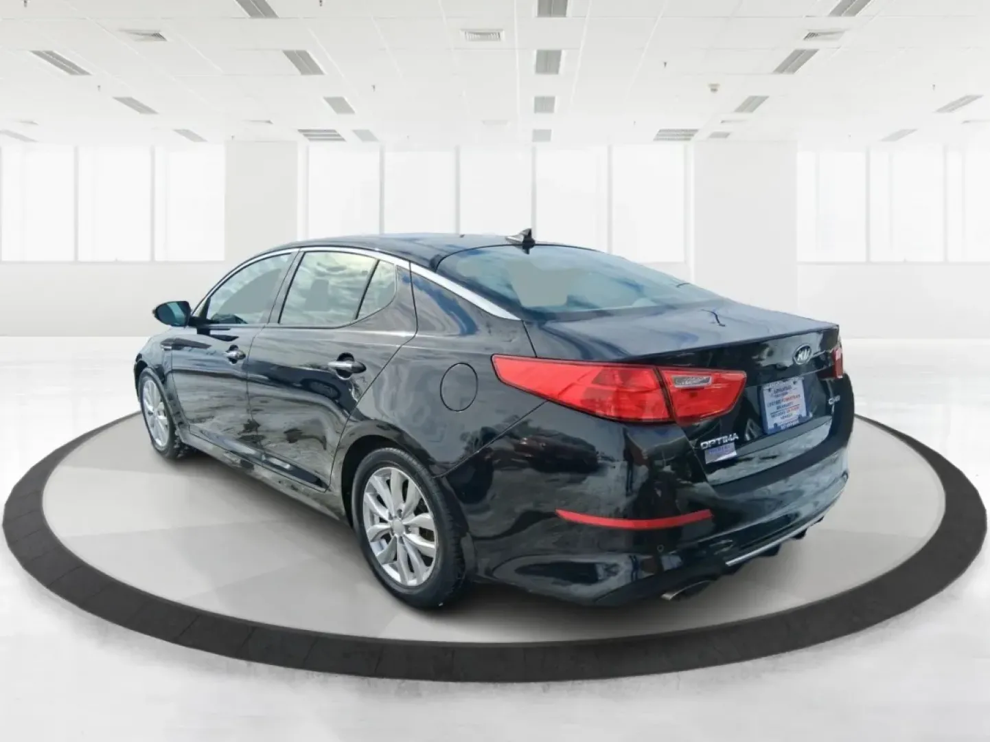 2015 Kia Optima EX (5XXGN4A78FG) with an Theta II 2.4L I-4 gasoline direct injection engine, 6-Speed Automatic transmission, located at 401 Woodman Dr, Riverside, OH, 45431, (937) 908-9800, 39.760899, -84.123421 - If your week is packed with I675 commuting, school drop-offs, and the occasional dinner run to The Greene or a weekend drive out toward Wright-Patterson Air Force Base, this 2015 Kia Optima EX is the kind of sedan that keeps life moving comfortably-without draining your budget. Finished in sleek Ebo - Photo#4