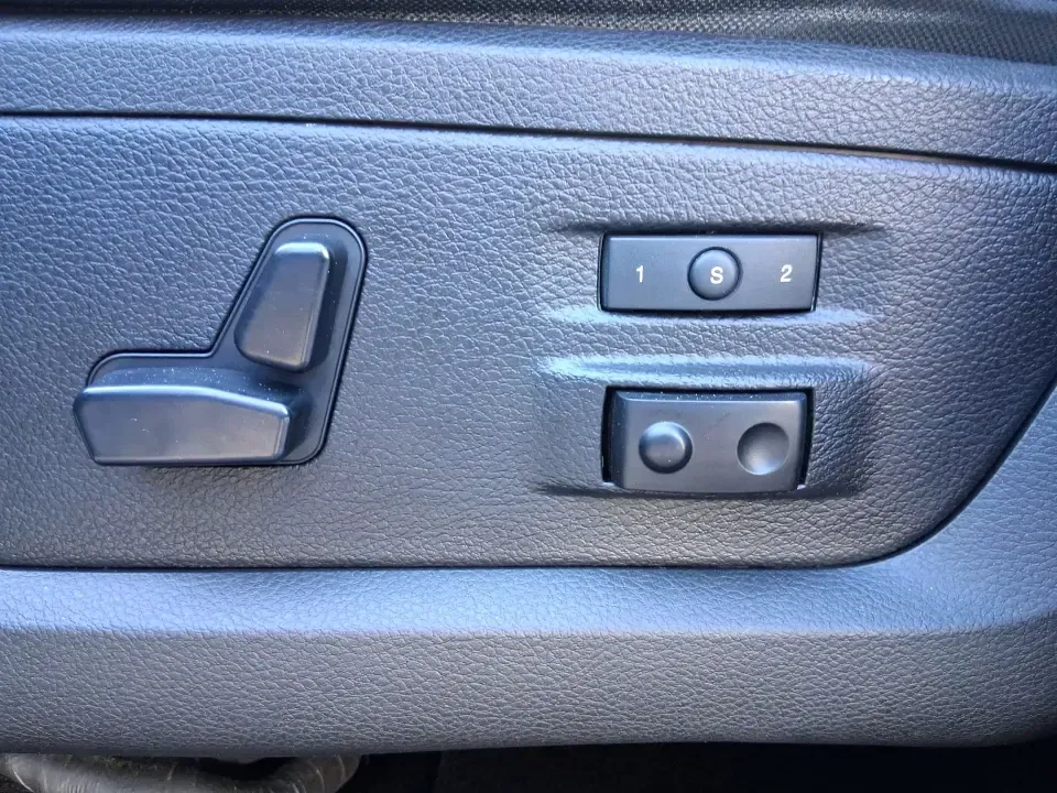 2016 Ram 1500 Laramie (1C6RR7NT1GS) with an 5.7L V8 OHV 16V engine, 6A transmission, located at 1184 Kauffman Ave, Fairborn, OH, 45324, (937) 908-9800, 39.807072, -84.030914 - 2016 Ram 1500 Laramie - Photo#17