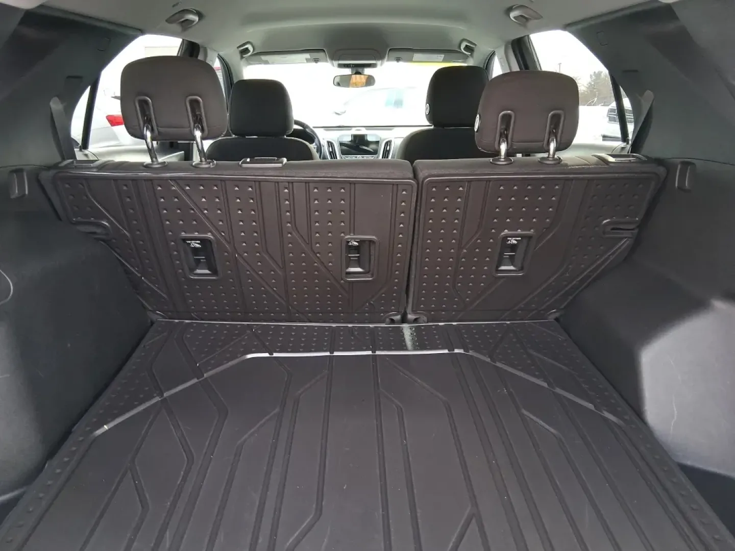 2019 Chevrolet Equinox LT (2GNAXVEX8K6) with an 2L I-4 gasoline direct injection engine, 9A transmission, located at 880 E. National Road, Vandalia, OH, 45377, (937) 908-9800, 39.891918, -84.183594 - Picture your next week: easy school drop-offs, a smooth I675 commute, and a weekend escape to Carriage Hill MetroPark or a quick run to The Greene-without worrying about space, traction, or comfort. This 2019 Chevrolet Equinox LT is built for real life in Riverside, Ohio, giving you SUV practicality - Photo#11