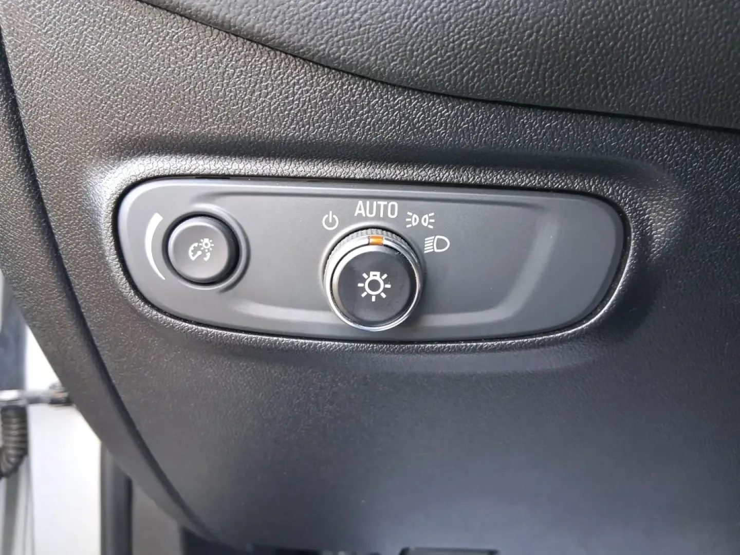 2019 Chevrolet Equinox LT (2GNAXVEX8K6) with an 2L I-4 gasoline direct injection engine, 9A transmission, located at 880 E. National Road, Vandalia, OH, 45377, (937) 908-9800, 39.891918, -84.183594 - Picture your next week: easy school drop-offs, a smooth I675 commute, and a weekend escape to Carriage Hill MetroPark or a quick run to The Greene-without worrying about space, traction, or comfort. This 2019 Chevrolet Equinox LT is built for real life in Riverside, Ohio, giving you SUV practicality - Photo#16