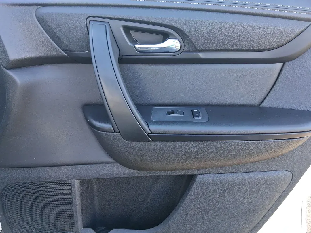 2015 Chevrolet Traverse 1LT (1GNKRGKD6FJ) with an 3.6L V-6 gasoline direct injection engine, 6-Speed Automatic transmission, located at 4508 South Dixie Dr, Moraine, OH, 45439, (937) 908-9800, 39.689976, -84.218452 - Pack up the kids, load the stroller and sports gear, and point the nose toward a weekend at Carillon Historical Park or a day trip down I75-this 2015 Chevrolet Traverse 1LT is the kind of roomy, confidence-inspiring SUV that makes family life and busy schedules feel easier. With three-row versatilit - Photo#20