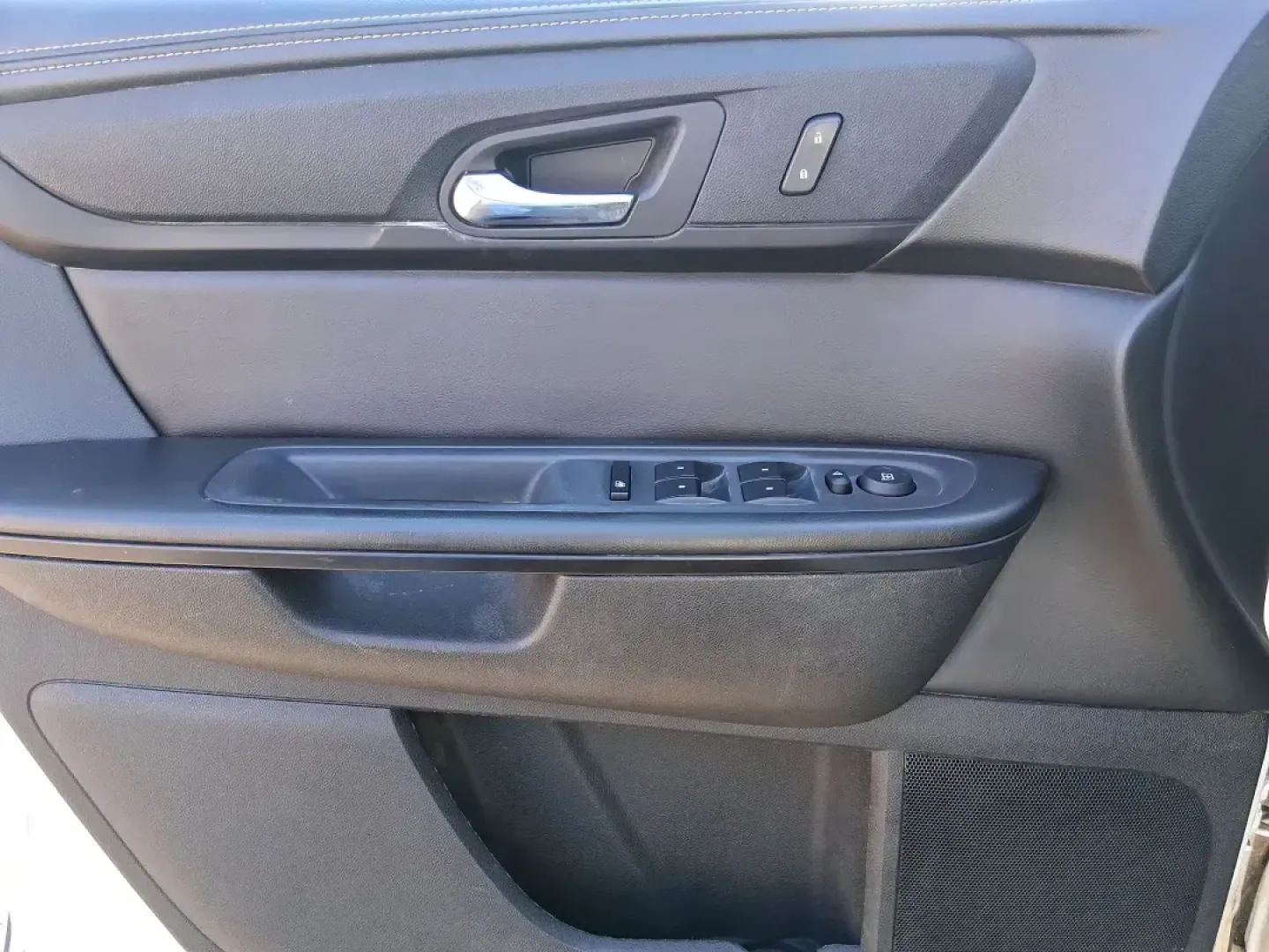 2015 Chevrolet Traverse 1LT (1GNKRGKD6FJ) with an 3.6L V-6 gasoline direct injection engine, 6-Speed Automatic transmission, located at 401 Woodman Dr, Riverside, OH, 45431, (937) 908-9800, 39.760899, -84.123421 - Pack up the kids, load the stroller and sports gear, and point the nose toward a weekend at Carillon Historical Park or a day trip down I75-this 2015 Chevrolet Traverse 1LT is the kind of roomy, confidence-inspiring SUV that makes family life and busy schedules feel easier. With three-row versatilit - Photo#19