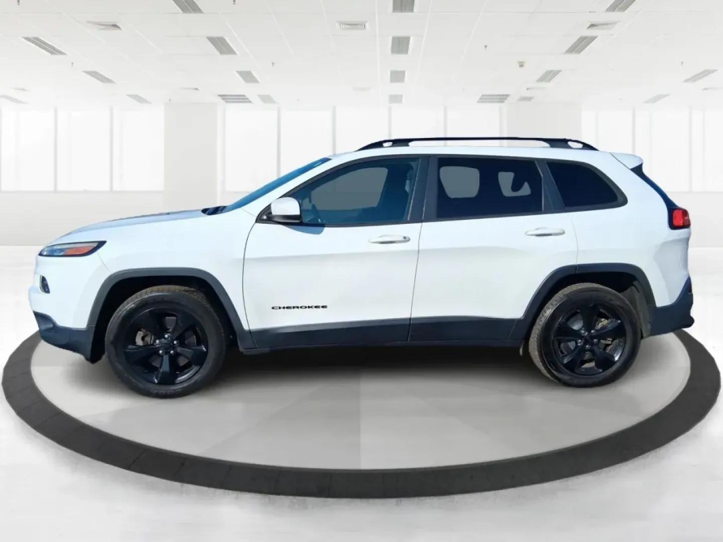 2016 Jeep Cherokee Altitude (1C4PJMCB5GW) with an 2.4L L4 DOHC 16V engine, 9A transmission, located at 880 E. National Road, Vandalia, OH, 45377, (937) 908-9800, 39.891918, -84.183594 - Picture your next weekend: a quick grocery run to the Meijer on Benchwood, a family visit across town, then a spontaneous road trip up I75 with the cargo area packed and the confidence of 4WD when Ohio weather changes its mind. This 2016 Jeep Cherokee Altitude is the kind of versatile crossover that - Photo#5