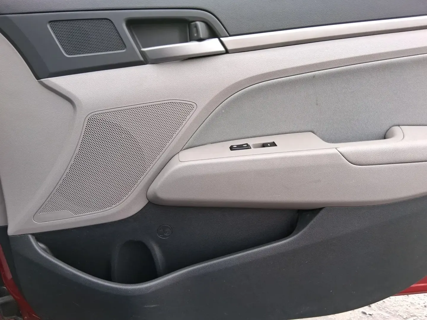 2017 Hyundai Elantra SE (KMHD84LF5HU) with an Nu 2L I-4 DOHC engine, 6A transmission, located at 1099 N County Rd 25A , Troy, OH, 45373, (937) 908-9800, 40.057079, -84.212883 - Planning a reliable daily commute from Troy to Dayton, a fuel-friendly run to the Miami Valley Centre Mall, or an easy weekend escape up I75? This 2017 Hyundai Elantra SE in eye-catching Scarlet Red Pearl is the kind of practical sedan that fits real life-comfortable for long drives, small enough fo - Photo#17