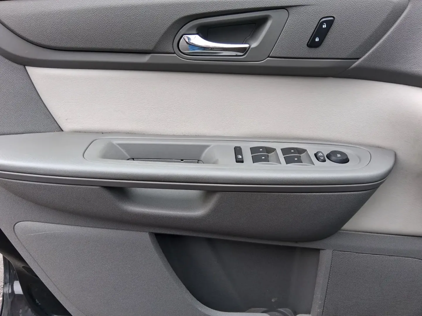 2016 GMC Acadia SLE-1 (1GKKVNED8GJ) with an 3.6L V-6 gasoline direct injection engine, 6A transmission, located at 1184 Kauffman Ave, Fairborn, OH, 45324, (937) 908-9800, 39.807072, -84.030914 - Need one SUV that can handle school drop-offs, I675 commuting, and a weekend escape to John Bryan State Park without feeling cramped or stressed? This 2016 GMC Acadia SLE-1 in Ebony Twilight Metallic is built for real-life Ohio driving-room for people and gear, confident traction for changing weathe - Photo#17