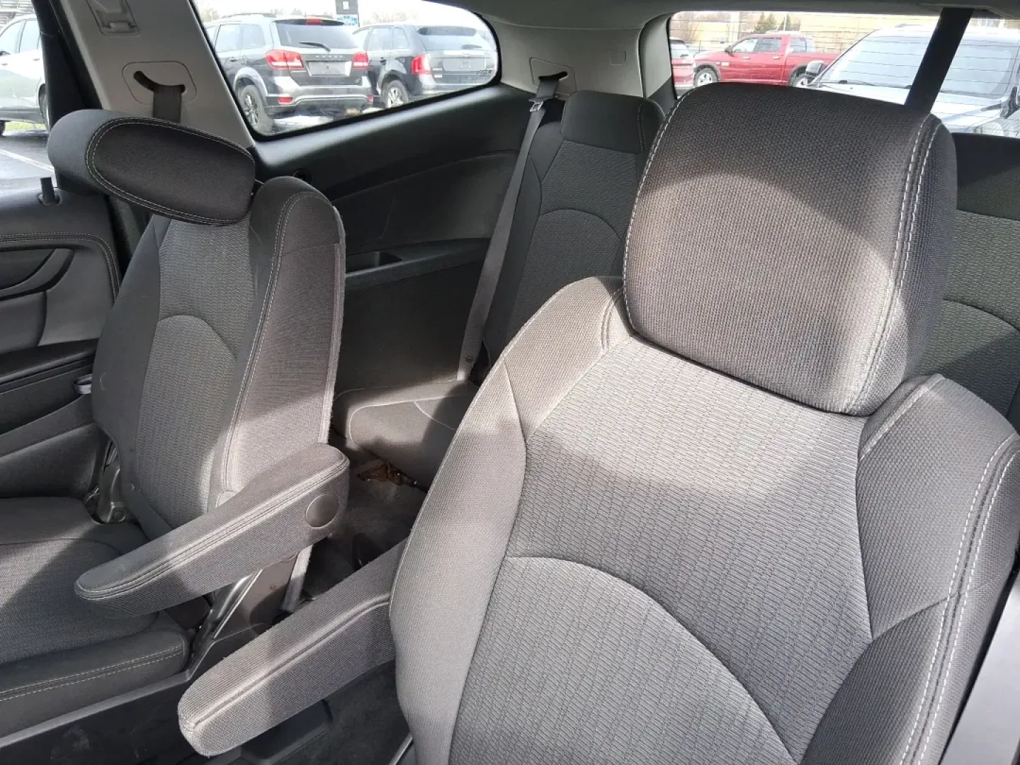 2017 Chevrolet Traverse 1LT (1GNKRGKD2HJ) with an 3.6L V-6 gasoline direct injection engine, 6A transmission, located at 1230 East Main St, Xenia, OH, 45385, (937) 908-9800, 39.688026, -83.910172 - Need one vehicle that can handle school drop-offs, long commutes to Dayton, and weekend road trips to Caesar Creek State Park without feeling cramped? This **2017 Chevrolet Traverse 1LT** is built for real-life Ohio schedules-roomy for growing families, comfortable for daily driving, and versatile e - Photo#9