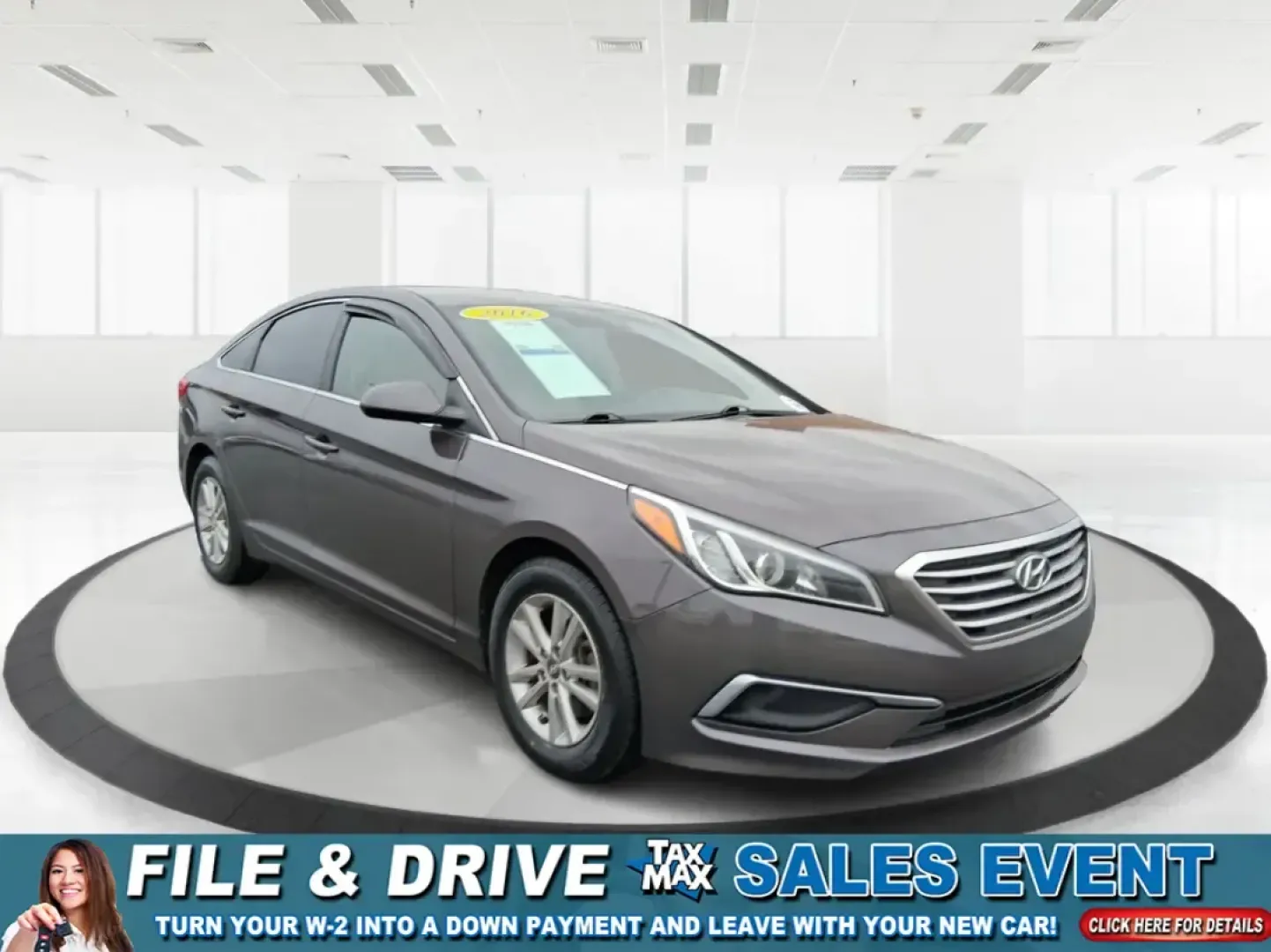 2016 Hyundai Sonata SE (5NPE24AFXGH) with an 2.4L I-4 gasoline direct injection engine, 7A transmission, located at 1184 Kauffman Ave, Fairborn, OH, 45324, (937) 908-9800, 39.807072, -84.030914 - Make every day in Fairborn feel easier-whether you're commuting to Wright-Patterson AFB, shuttling kids between school and practice, or planning a weekend drive out toward Yellow Springs and Glen Helen. This 2016 Hyundai Sonata SE sedan is built for real life: comfortable for long stretches on I675, - Photo#0