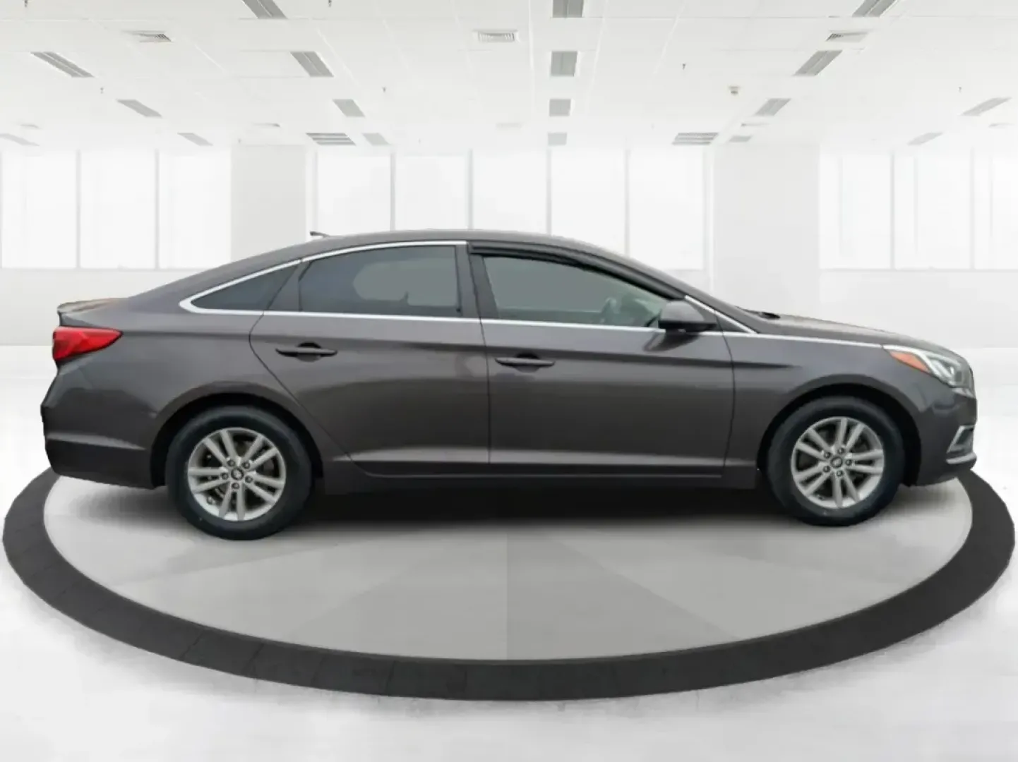 2016 Hyundai Sonata SE (5NPE24AFXGH) with an 2.4L I-4 gasoline direct injection engine, 7A transmission, located at 1184 Kauffman Ave, Fairborn, OH, 45324, (937) 908-9800, 39.807072, -84.030914 - Make every day in Fairborn feel easier-whether you're commuting to Wright-Patterson AFB, shuttling kids between school and practice, or planning a weekend drive out toward Yellow Springs and Glen Helen. This 2016 Hyundai Sonata SE sedan is built for real life: comfortable for long stretches on I675, - Photo#1