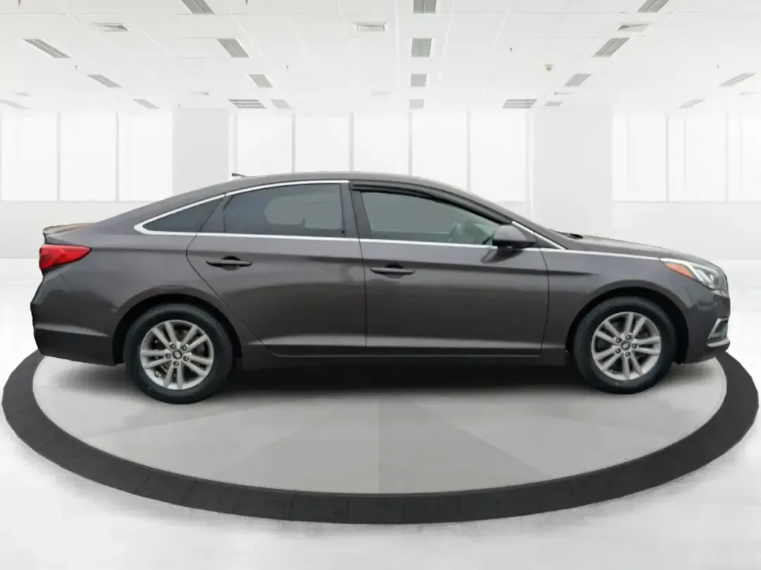 2016 Hyundai Sonata SE (5NPE24AFXGH) with an 2.4L I-4 gasoline direct injection engine, 7A transmission, located at 1184 Kauffman Ave, Fairborn, OH, 45324, (937) 908-9800, 39.807072, -84.030914 - Make every day in Fairborn feel easier-whether you're commuting to Wright-Patterson AFB, shuttling kids between school and practice, or planning a weekend drive out toward Yellow Springs and Glen Helen. This 2016 Hyundai Sonata SE sedan is built for real life: comfortable for long stretches on I675, - Photo#1