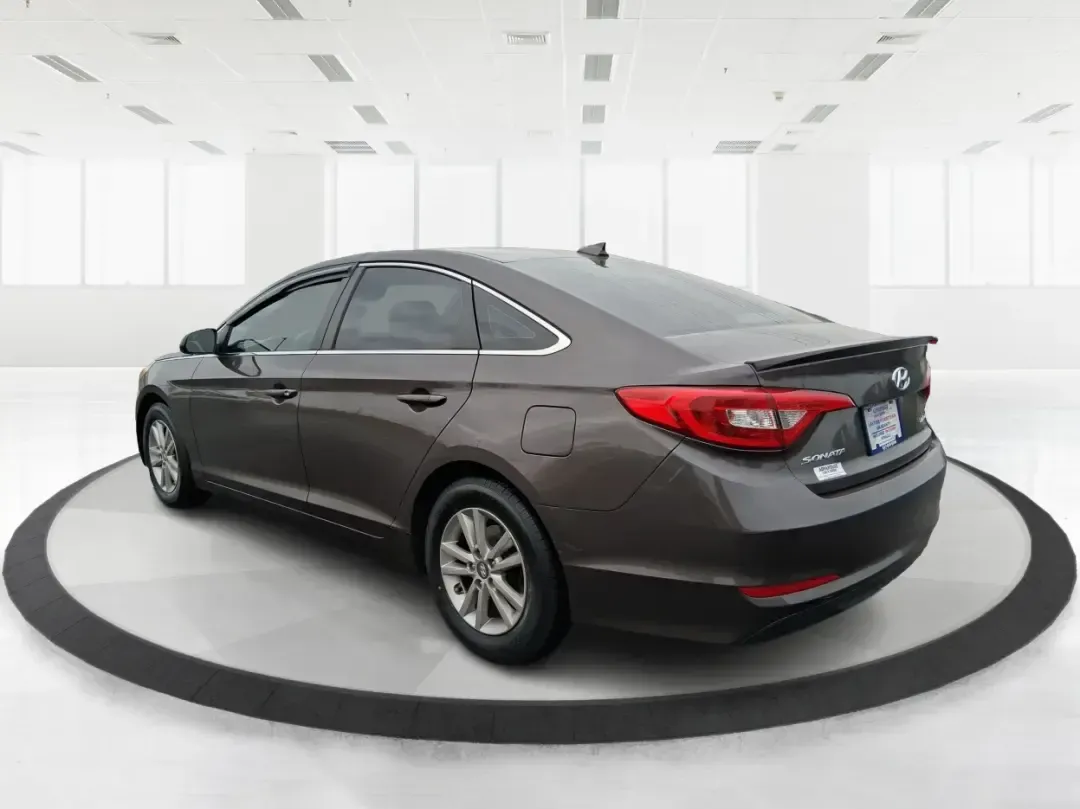 2016 Hyundai Sonata SE (5NPE24AFXGH) with an 2.4L I-4 gasoline direct injection engine, 7A transmission, located at 1184 Kauffman Ave, Fairborn, OH, 45324, (937) 908-9800, 39.807072, -84.030914 - Make every day in Fairborn feel easier-whether you're commuting to Wright-Patterson AFB, shuttling kids between school and practice, or planning a weekend drive out toward Yellow Springs and Glen Helen. This 2016 Hyundai Sonata SE sedan is built for real life: comfortable for long stretches on I675, - Photo#4