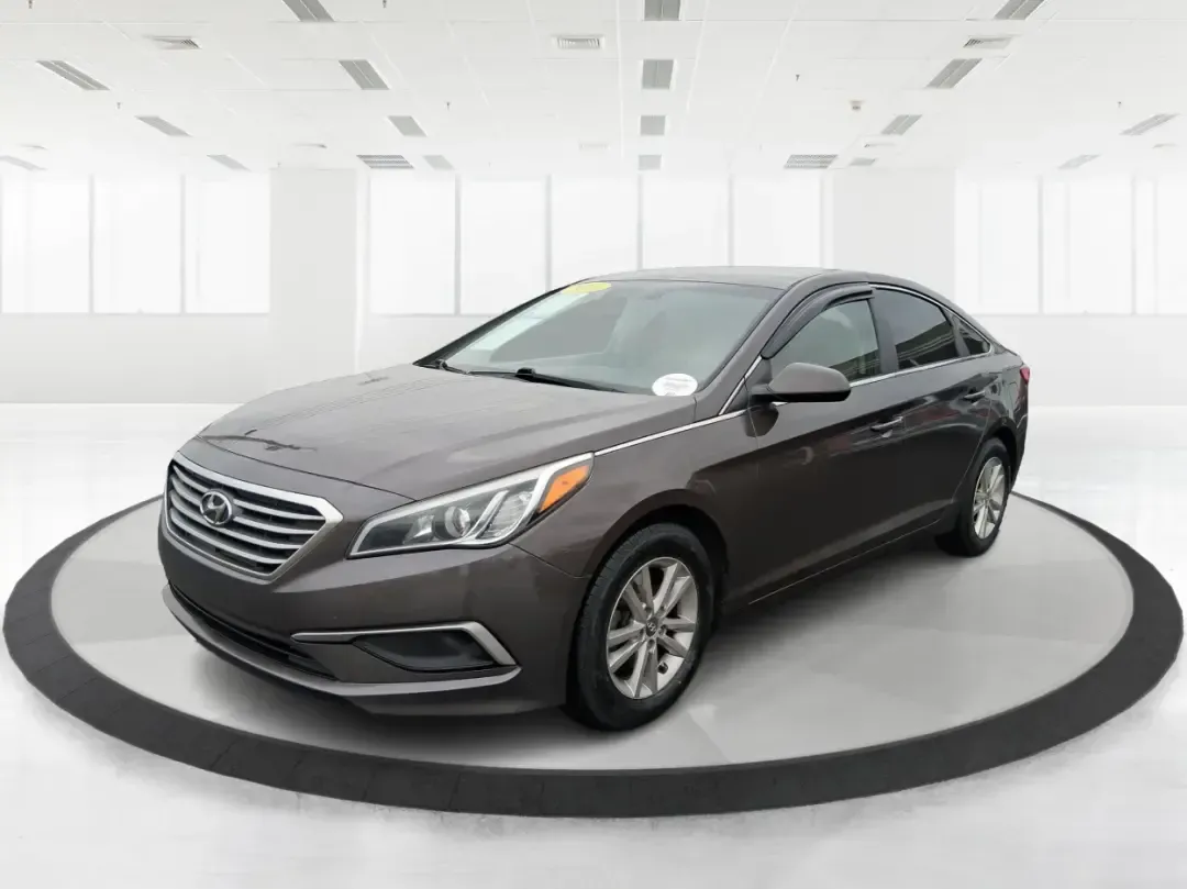 2016 Hyundai Sonata SE (5NPE24AFXGH) with an 2.4L I-4 gasoline direct injection engine, 7A transmission, located at 1184 Kauffman Ave, Fairborn, OH, 45324, (937) 908-9800, 39.807072, -84.030914 - Make every day in Fairborn feel easier-whether you're commuting to Wright-Patterson AFB, shuttling kids between school and practice, or planning a weekend drive out toward Yellow Springs and Glen Helen. This 2016 Hyundai Sonata SE sedan is built for real life: comfortable for long stretches on I675, - Photo#8