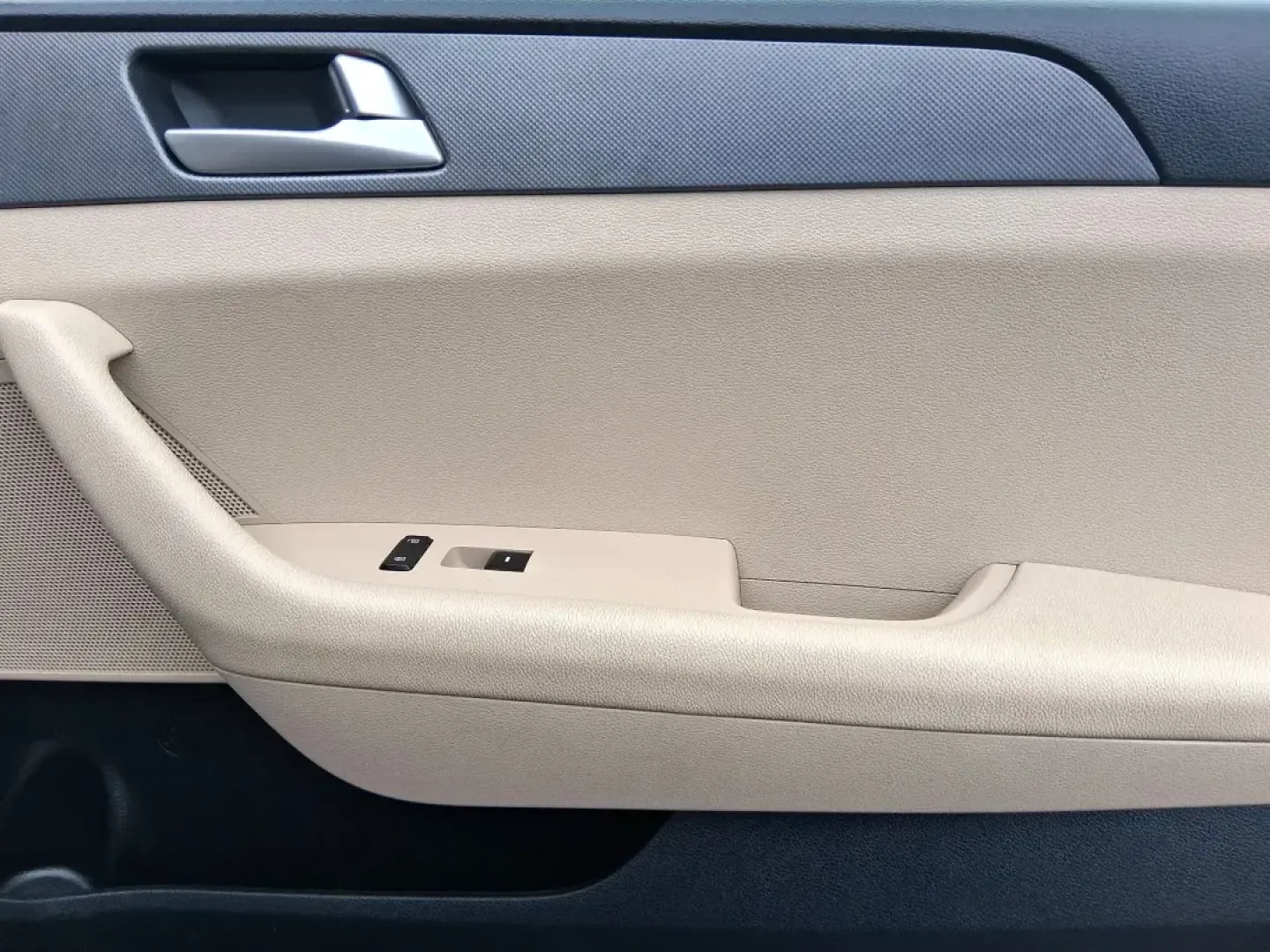 2016 Hyundai Sonata SE (5NPE24AFXGH) with an 2.4L I-4 gasoline direct injection engine, 7A transmission, located at 1184 Kauffman Ave, Fairborn, OH, 45324, (937) 908-9800, 39.807072, -84.030914 - Make every day in Fairborn feel easier-whether you're commuting to Wright-Patterson AFB, shuttling kids between school and practice, or planning a weekend drive out toward Yellow Springs and Glen Helen. This 2016 Hyundai Sonata SE sedan is built for real life: comfortable for long stretches on I675, - Photo#18