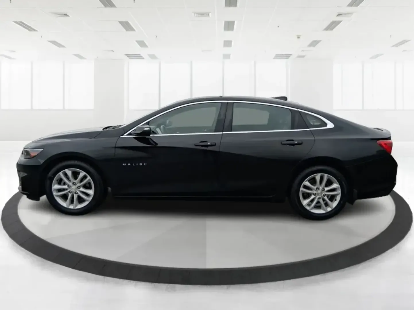 2016 Chevrolet Malibu 1LT (1G1ZE5ST4GF) with an ECOTEC 1.5L I-4 gasoline direct injection engine, 6A transmission, located at 1184 Kauffman Ave, Fairborn, OH, 45324, (937) 908-9800, 39.807072, -84.030914 - Need a dependable sedan for the daily commute to Wright-Patterson AFB, quick school drop-offs, or comfortable weekend drives to Yellow Springs? This 2016 Chevrolet Malibu 1LT is built for real life in Fairborn-efficient, easy to park, and packed with the comfort and safety features that make every m - Photo#5