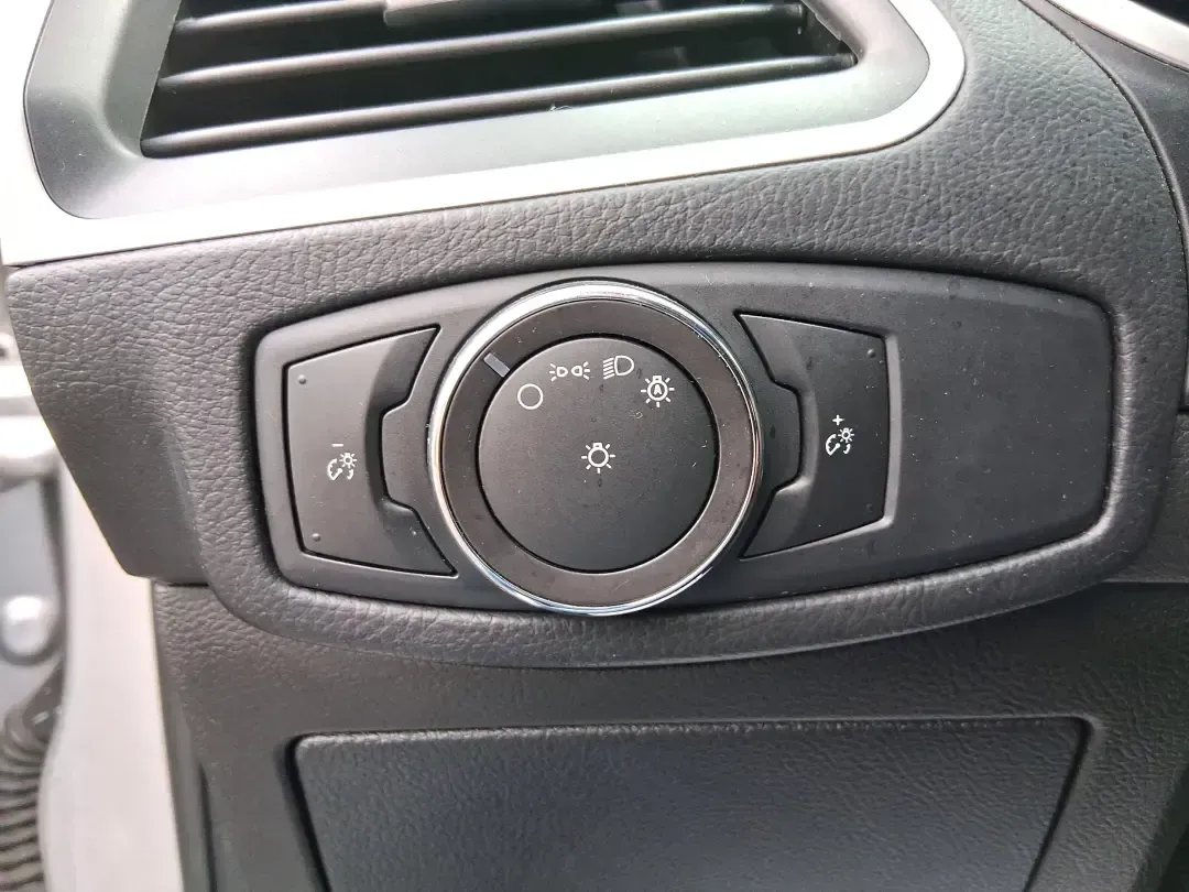 2018 Ford Edge SEL (2FMPK4J95JB) with an 2.0L L4 DOHC 16V engine, 6A transmission, located at 1099 N County Rd 25A , Troy, OH, 45373, (937) 908-9800, 40.057079, -84.212883 - Load up the family, point the hood toward a weekend getaway, and enjoy the confident, all-weather versatility that makes an SUV the go-to choice in Ohio-this 2018 Ford Edge SEL is built for real life, from school runs and grocery trips to road trips out toward Indian Lake or a day exploring downtown - Photo#17