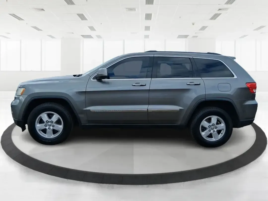 2013 Jeep Grand Cherokee Laredo (1C4RJFAG1DC) with an 3.6L V6 DOHC 24V engine, 5-Speed Automatic transmission, located at 401 Woodman Dr, Riverside, OH, 45431, (937) 908-9800, 39.760899, -84.123421 - Pack up the family, point the hood toward the next weekend getaway, and enjoy the confidence that comes with a capable SUV built for real life in Ohio. This 2013 Jeep Grand Cherokee Laredo in Mineral Gray Metallic Clearcoat is the kind of vehicle that fits your routine Monday through Friday-then tur - Photo#5