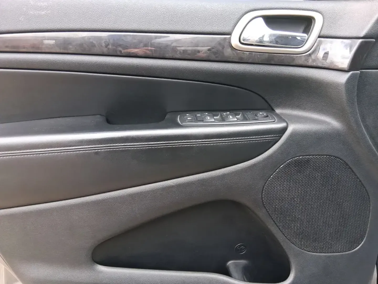 2013 Jeep Grand Cherokee Laredo (1C4RJFAG1DC) with an 3.6L V6 DOHC 24V engine, 5-Speed Automatic transmission, located at 401 Woodman Dr, Riverside, OH, 45431, (937) 908-9800, 39.760899, -84.123421 - Pack up the family, point the hood toward the next weekend getaway, and enjoy the confidence that comes with a capable SUV built for real life in Ohio. This 2013 Jeep Grand Cherokee Laredo in Mineral Gray Metallic Clearcoat is the kind of vehicle that fits your routine Monday through Friday-then tur - Photo#19