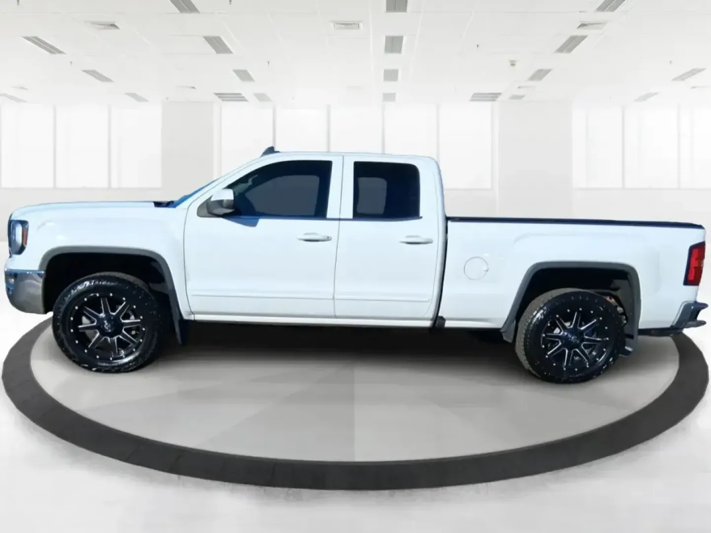 2016 GMC Sierra 1500 SLE (1GTV2MEC8GZ) with an EcoTec3 4.3L V-6 gasoline direct injection engine, 6A transmission, located at 1951 S Dayton Lakeview Rd., New Carlisle, OH, 45344, (937) 908-9800, 39.890999, -84.050255 - Need a truck that can handle Midwest weather, weekend projects, and that long stretch down I75 without breaking a sweat? This **2016 GMC Sierra 1500 SLE Double Cab 4WD** is built for real life in Moraine-whether you're hauling gear to a job site, towing the boat for a day near **Carillon Historical - Photo#5