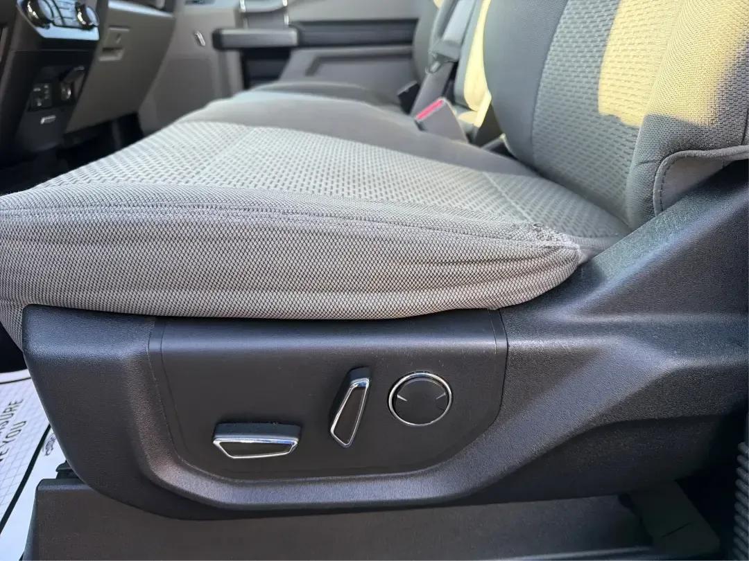 2015 Ford F-150 XLT (1FTEW1EP2FK) with an 2.7L V6 DOHC 24V engine, 6-Speed Automatic transmission, located at 1230 East Main St, Xenia, OH, 45385, (937) 908-9800, 39.688026, -83.910172 - Picture your next weekend: the bed loaded for a Greene County lake day, the family comfortable in a roomy Crew Cab, and 4WD ready when the weather turns on I35 or you decide to explore back roads outside Xenia. This 2015 Ford F-150 XLT is built for real life-work, play, towing, and everyday errands- - Photo#17