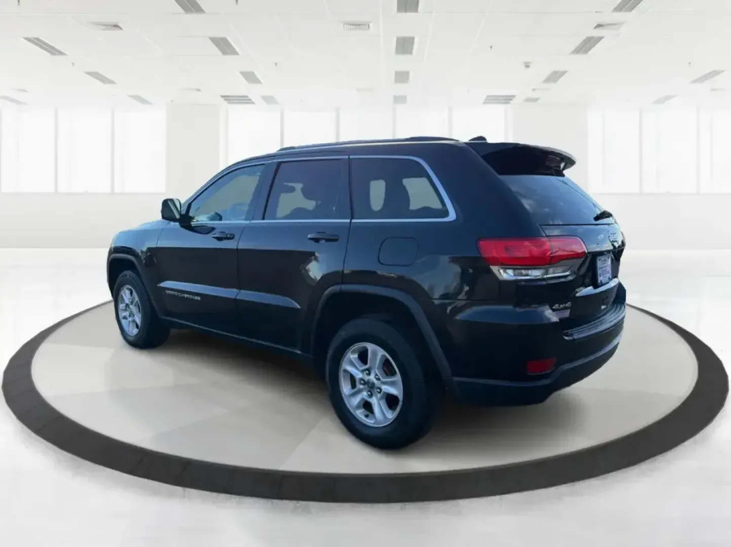 2015 Jeep Grand Cherokee Laredo (1C4RJFAG7FC) with an 3.6L V-6 DOHC engine, 8-Speed Automatic transmission, located at 401 Woodman Dr, Riverside, OH, 45431, (937) 908-9800, 39.760899, -84.123421 - Picture your next weekend: you're loading up the family for a quick getaway to Caesars Creek, grabbing groceries after work, or cruising I-675 toward Dayton with a confident, comfortable SUV that feels ready for anything Ohio weather throws your way. This 2015 Jeep Grand Cherokee Laredo 4WD is built - Photo#4