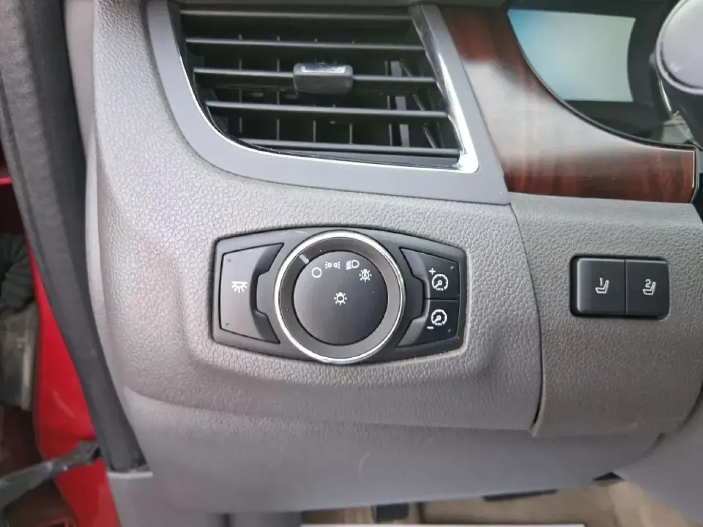 2011 Ford Edge Limited (2FMDK3KC0BB) with an 3.5L V-6 DOHC engine, 6-Speed Automatic transmission, located at 401 Woodman Dr, Riverside, OH, 45431, (937) 908-9800, 39.760899, -84.123421 - Load up the family, pack the cooler, and point the nose toward a weekend getaway-this 2011 Ford Edge Limited is the kind of SUV that fits real life in New Carlisle, from school drop-offs and grocery runs to road trips out toward Dayton or a quick escape to nearby parks. Finished in eye-catching Bord - Photo#17