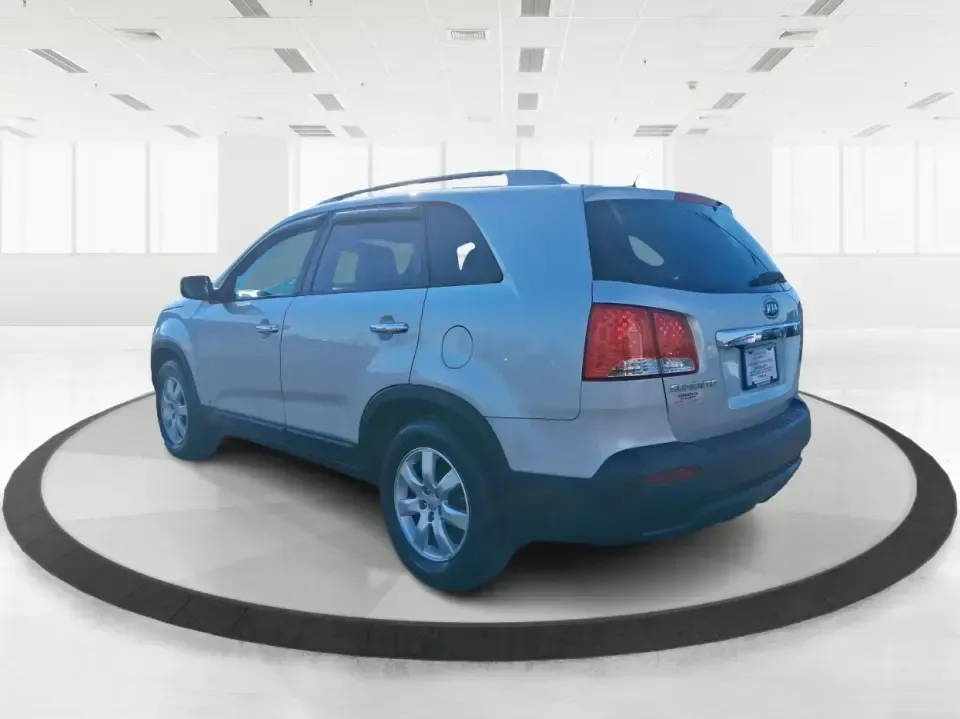 2013 Kia Sorento LX (5XYKTCA64DG) with an 2.4L I-4 gasoline direct injection engine, 6-Speed Automatic transmission, located at 1230 East Main St, Xenia, OH, 45385, (937) 908-9800, 39.688026, -83.910172 - Load up the kids, the dog, and the groceries-or point the hood toward a weekend escape at John Bryan State Park-because this 2013 Kia Sorento LX is the kind of practical SUV that fits real life in Greene County. With confident all-weather capability, flexible seating, and everyday comfort, it's idea - Photo#4