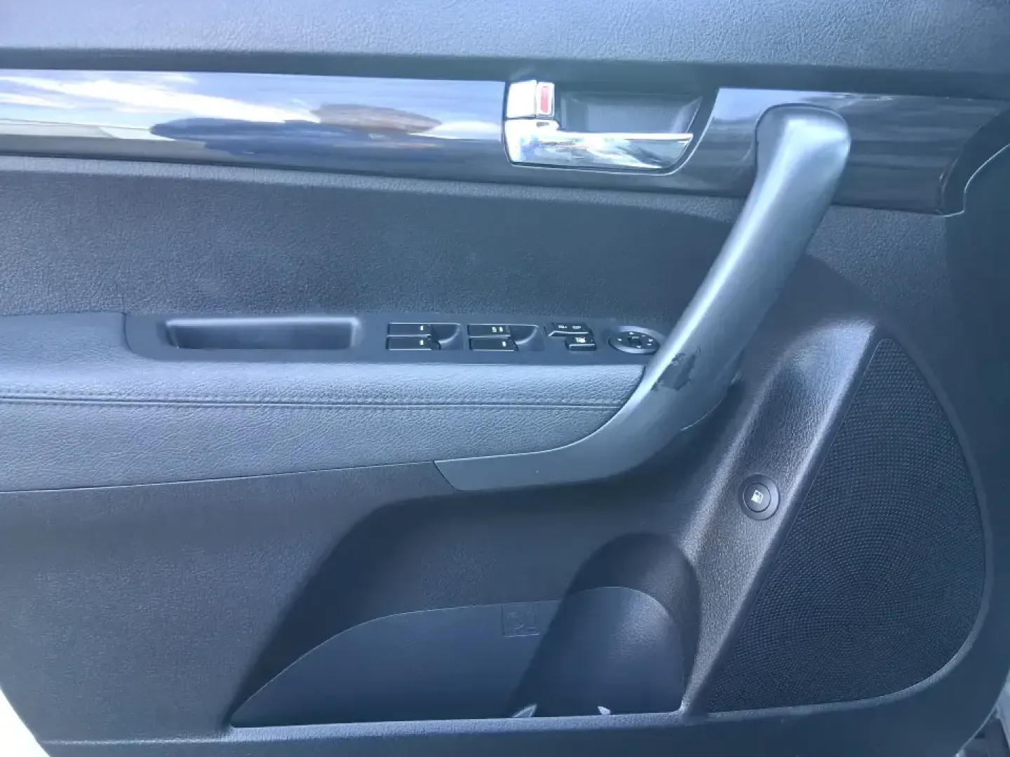 2013 Kia Sorento LX (5XYKTCA64DG) with an 2.4L I-4 gasoline direct injection engine, 6-Speed Automatic transmission, located at 1230 East Main St, Xenia, OH, 45385, (937) 908-9800, 39.688026, -83.910172 - Load up the kids, the dog, and the groceries-or point the hood toward a weekend escape at John Bryan State Park-because this 2013 Kia Sorento LX is the kind of practical SUV that fits real life in Greene County. With confident all-weather capability, flexible seating, and everyday comfort, it's idea - Photo#17