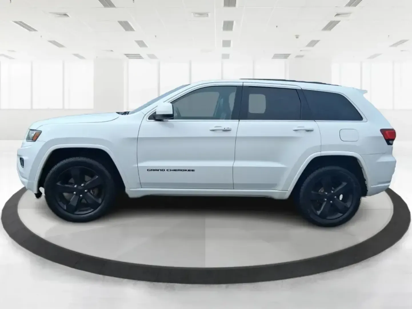 2015 Jeep Grand Cherokee Altitude (1C4RJFAG9FC) with an 3.6L V-6 DOHC engine, 8-Speed Automatic transmission, located at 1099 N County Rd 25A , Troy, OH, 45373, (937) 908-9800, 40.057079, -84.212883 - Weekend getaways to Hocking Hills, snowy school runs, or a confident daily commute up I75 feel easier when your SUV is built for real Ohio weather and real-life schedules. This 2015 Jeep Grand Cherokee Altitude in Bright White Clearcoat is the kind of capable, comfortable SUV that fits busy families - Photo#5