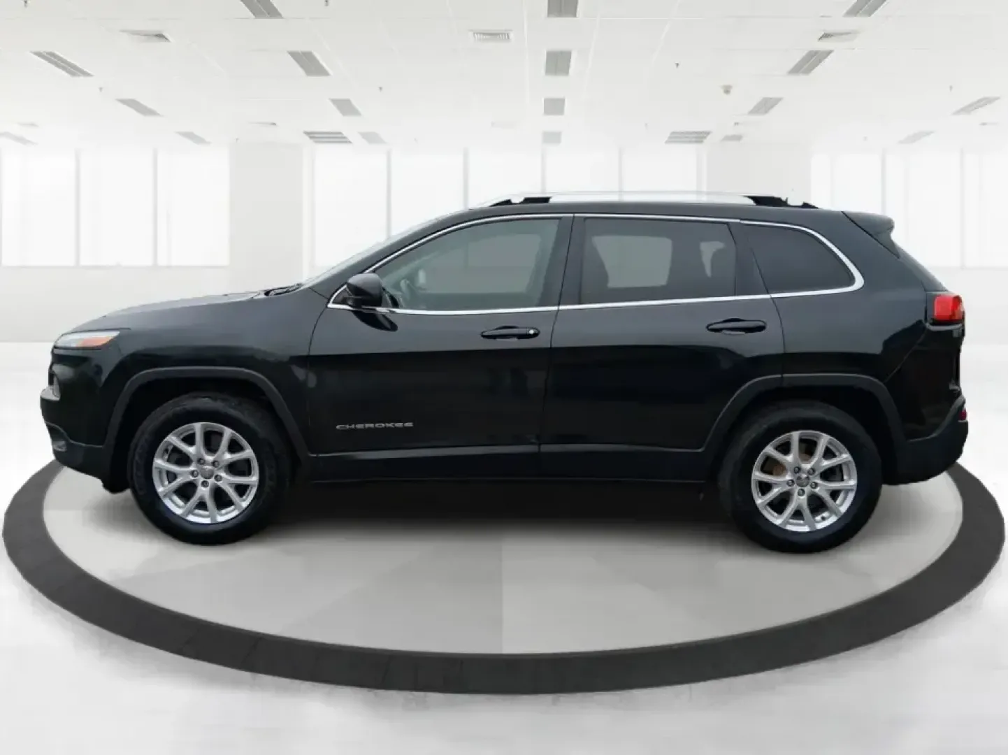 2015 Jeep Cherokee Latitude (1C4PJMCBXFW) with an 2.4L L4 DOHC 16V engine, 9-Speed Automatic transmission, located at 1230 East Main St, Xenia, OH, 45385, (937) 908-9800, 39.688026, -83.910172 - Weekend escapes to John Bryan State Park, snowy school runs, and everyday commuting up US35 feel a lot easier when you're driving a capable crossover that's comfortable, confident, and ready for Ohio weather. This 2015 Jeep Cherokee Latitude is a smart fit for busy families in Beavercreek, professio - Photo#5